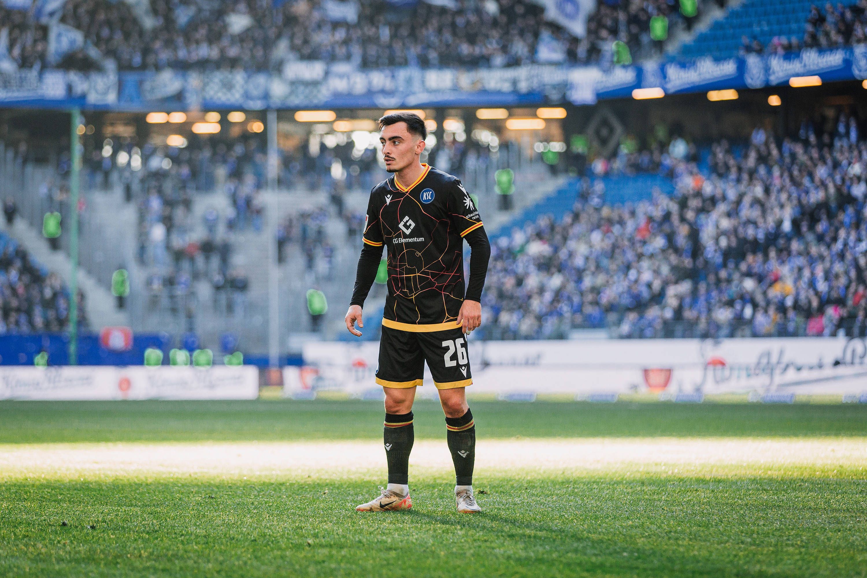 Paul Nebel im schwarzen KSC-Trikot.
