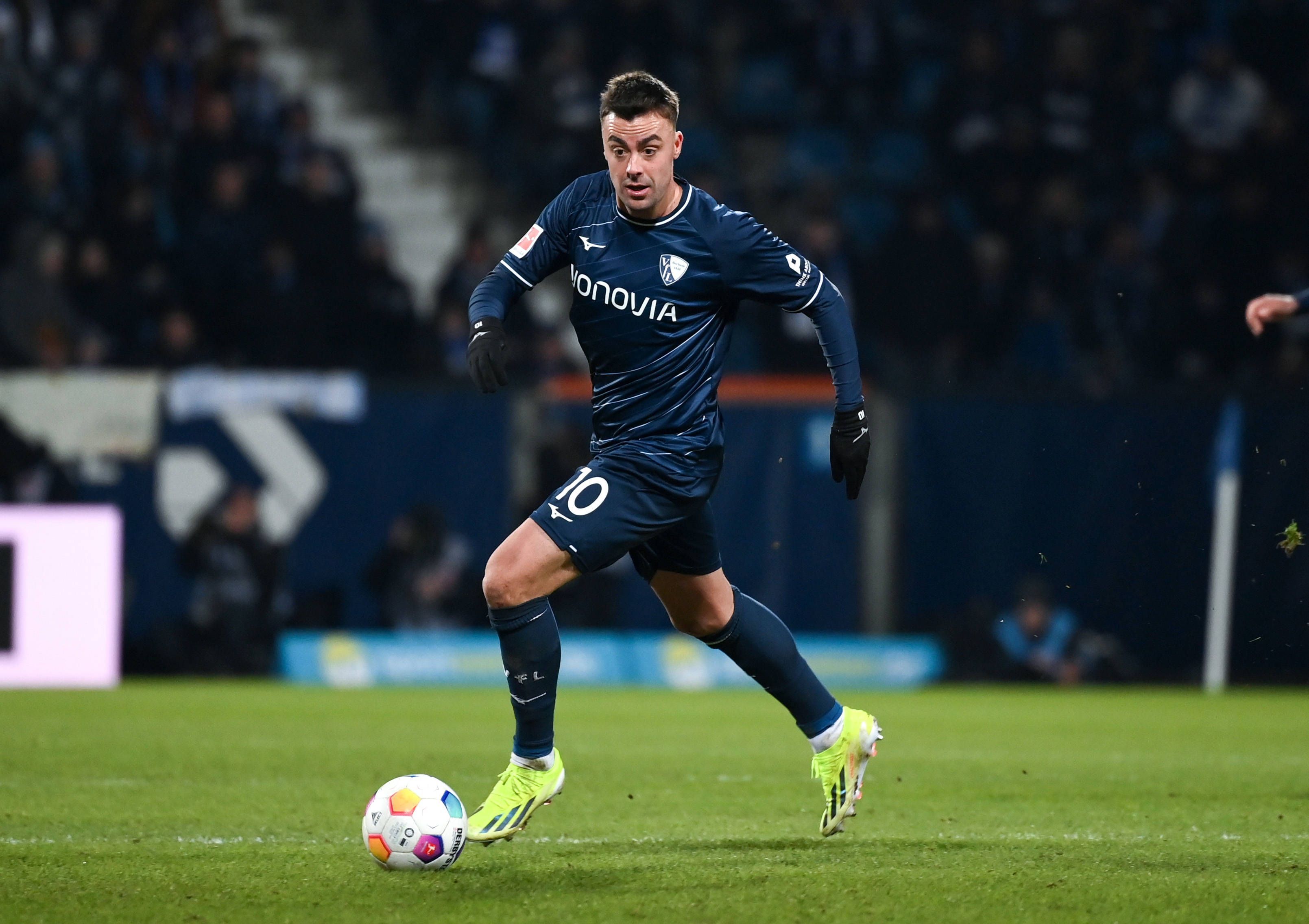 Philipp Förster im Bochum-Trikot am Ball.