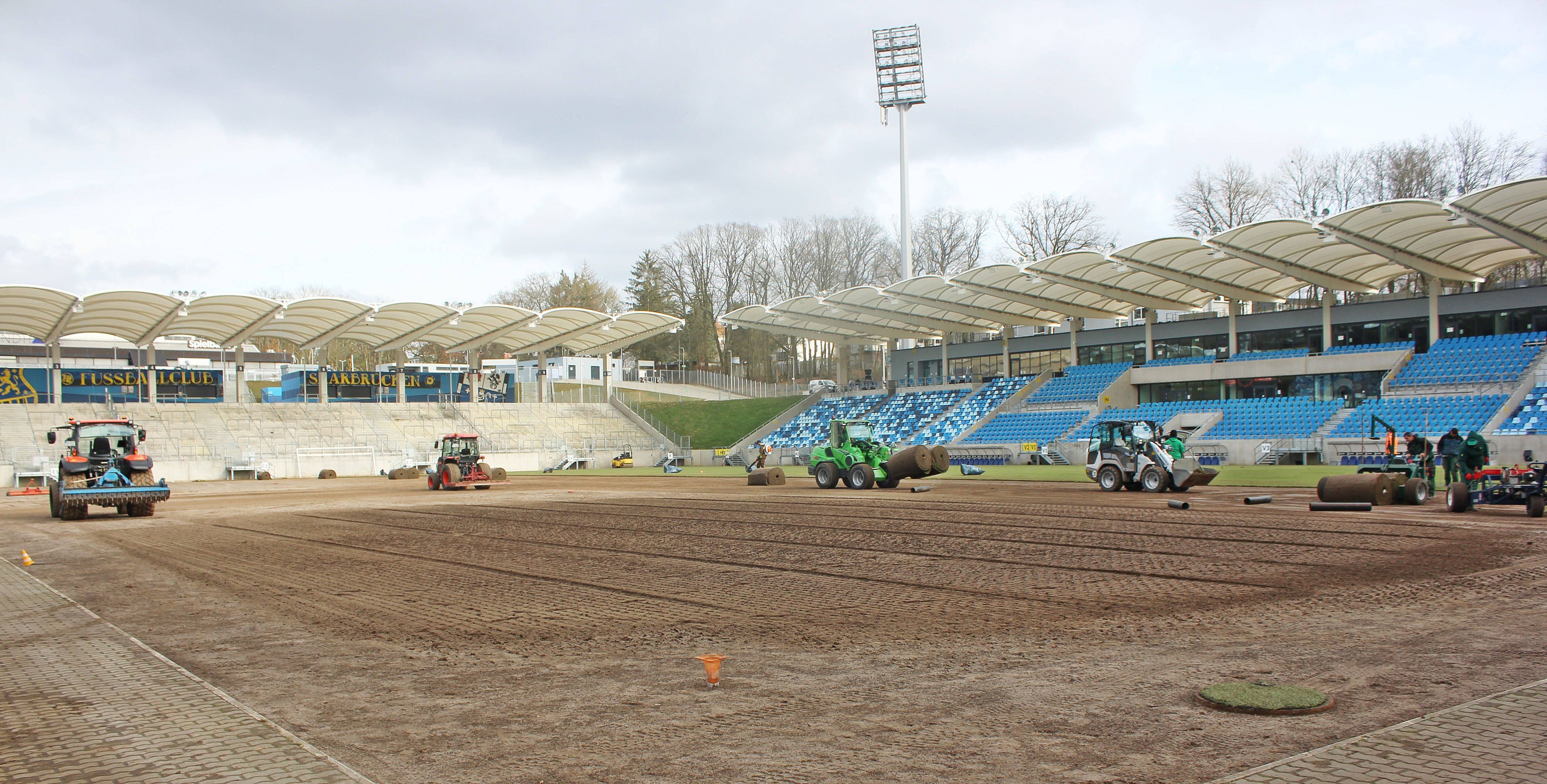 Ein neuer Rasen wird im Ludwigsparkstadion verlegt.