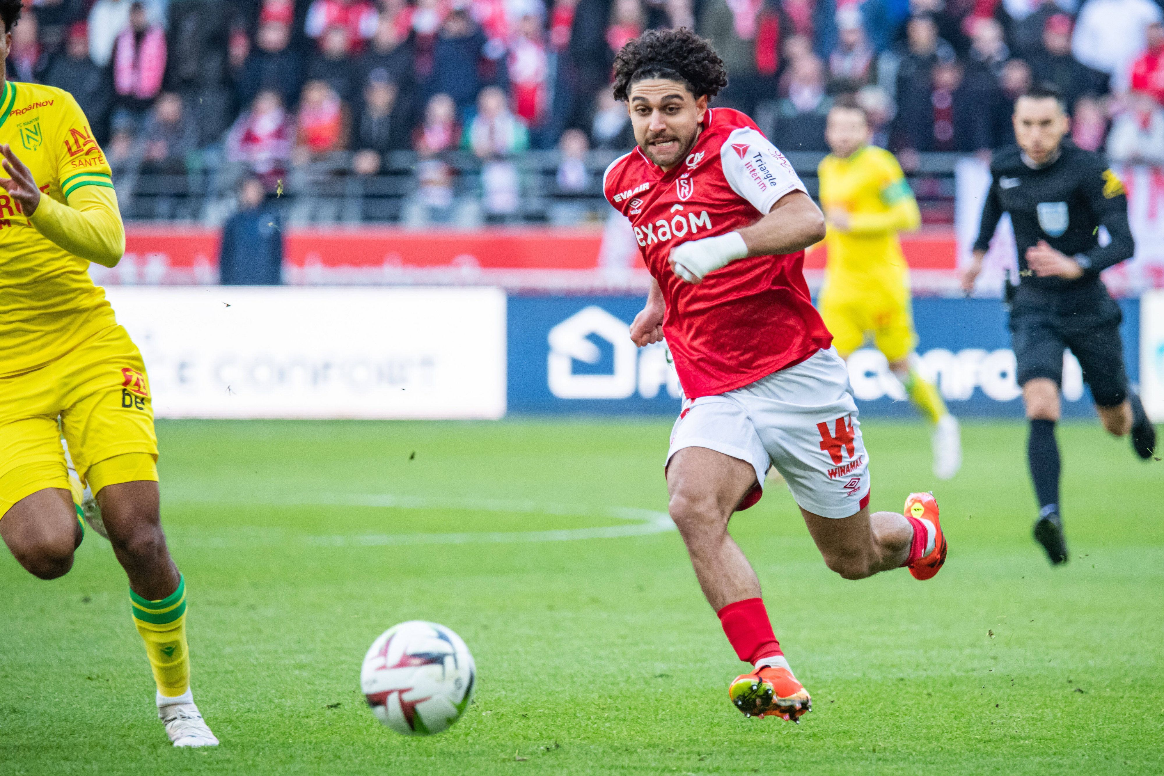 Reda Khadra im roten Trikot von Stade Reimes.