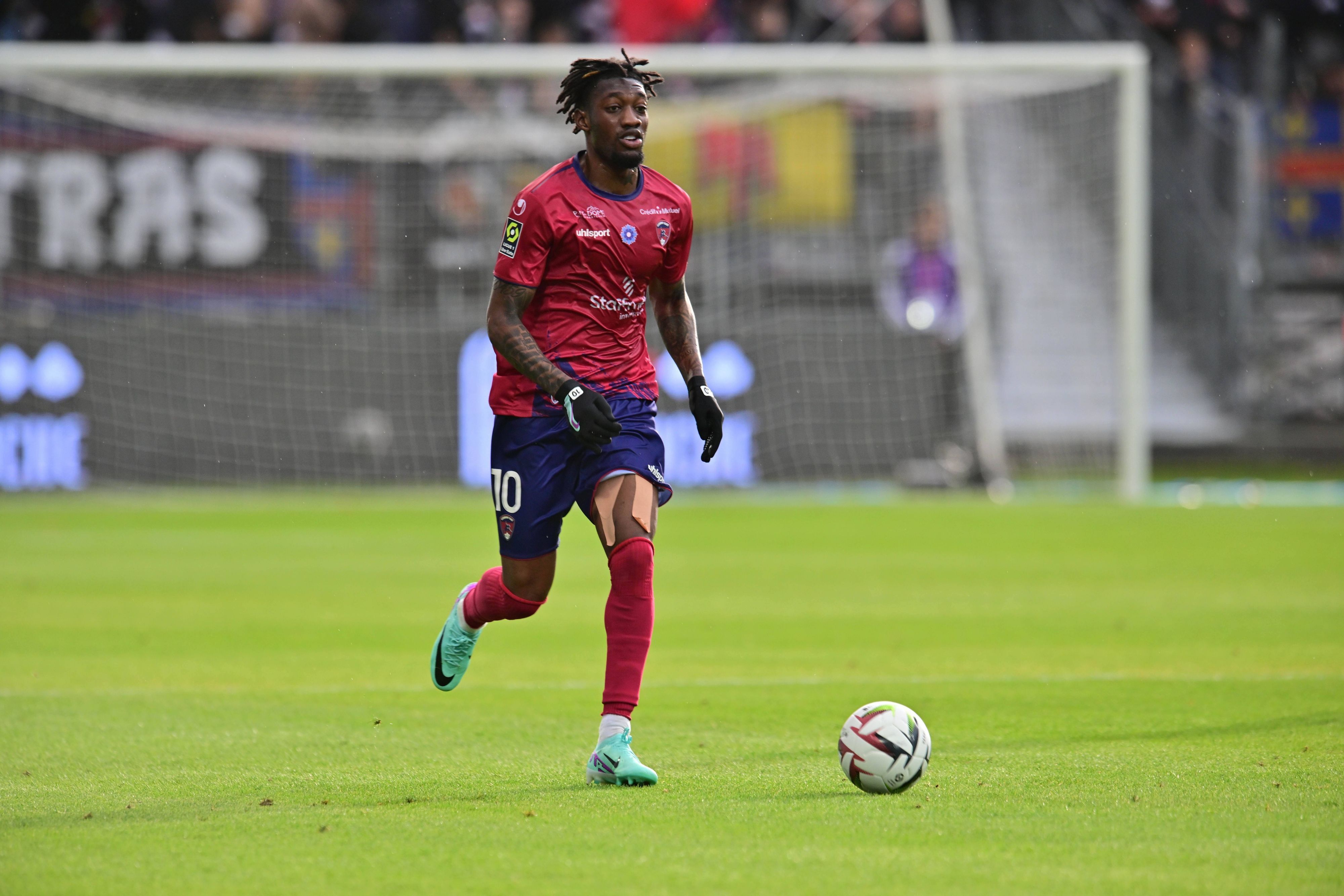 Muhammed Cham im roten Trikot von Clermont Foot am Ball.