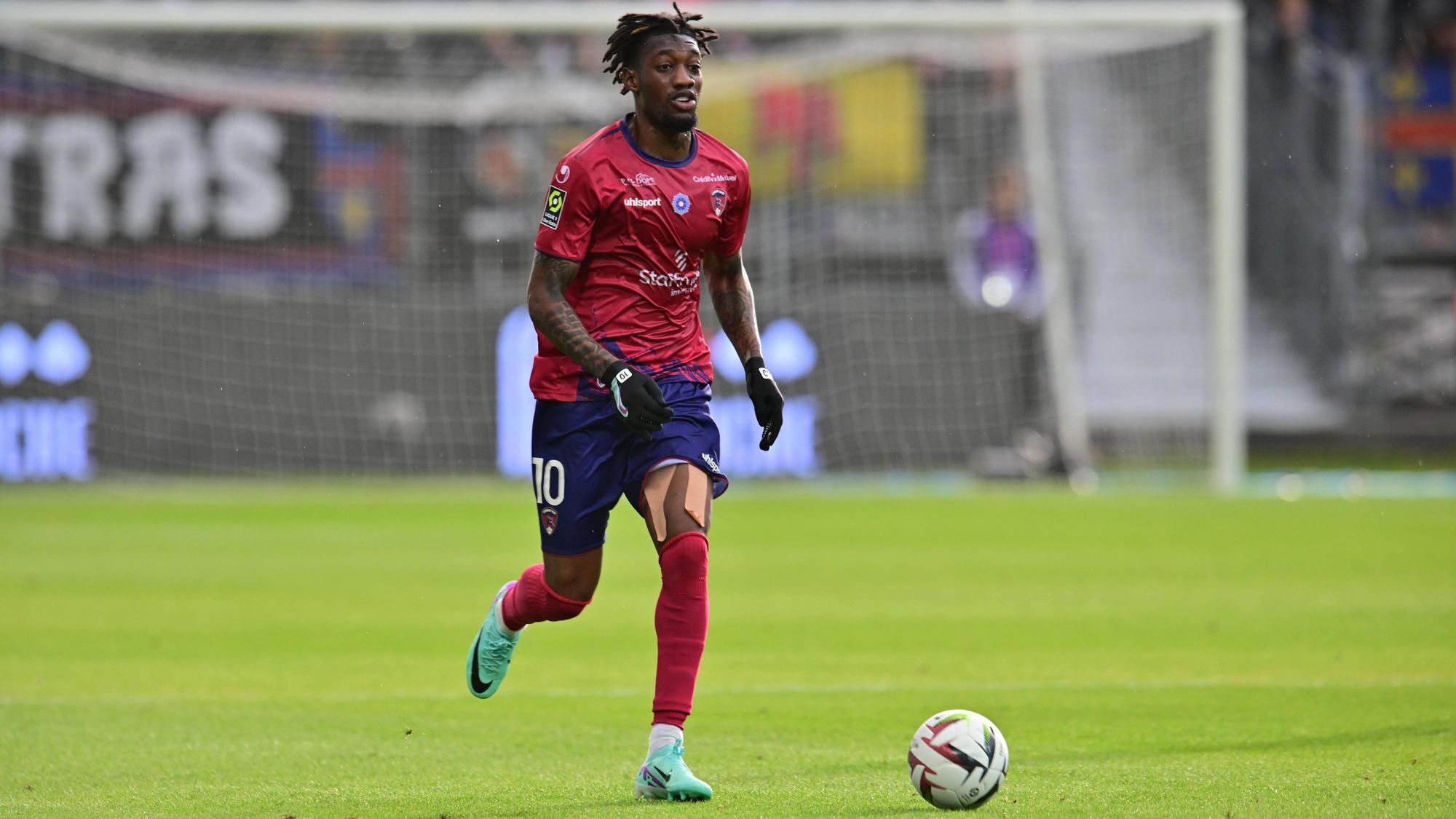 Muhammed Cham im roten Trikot von Clermont Foot am Ball.