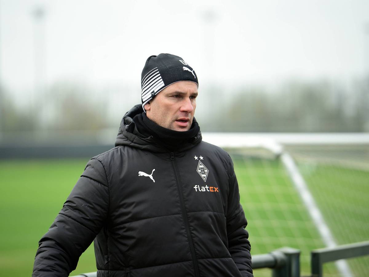 Trainer von Borussia Mönchengladbach während des Trainings.
