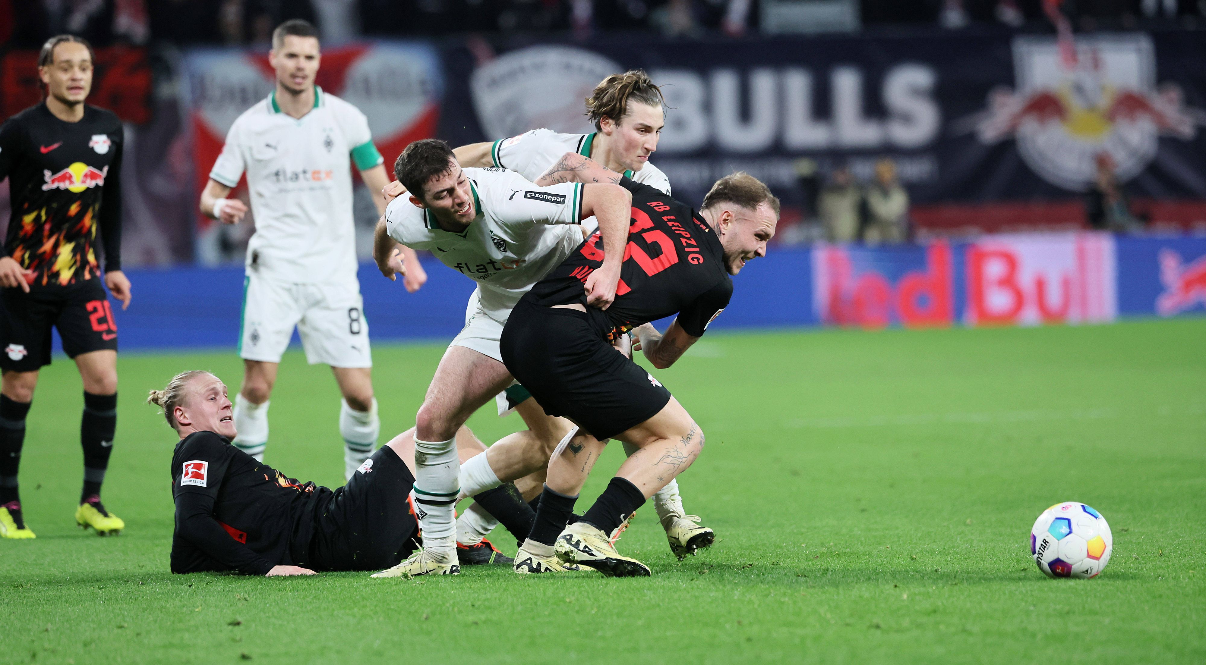 Spieler von Borussia Mönchengladbach in einem Zweikampf.