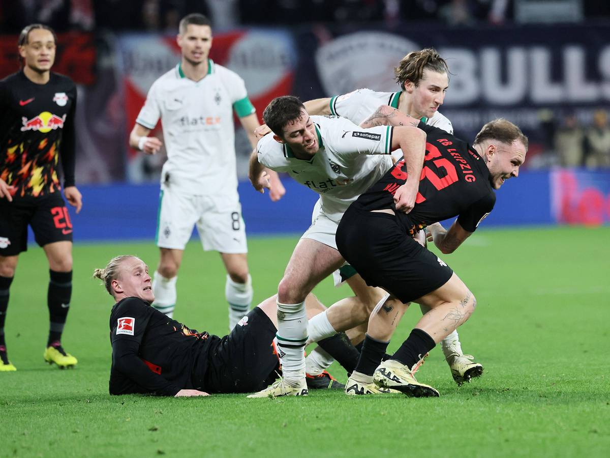 Spieler von Borussia Mönchengladbach in einem Zweikampf.