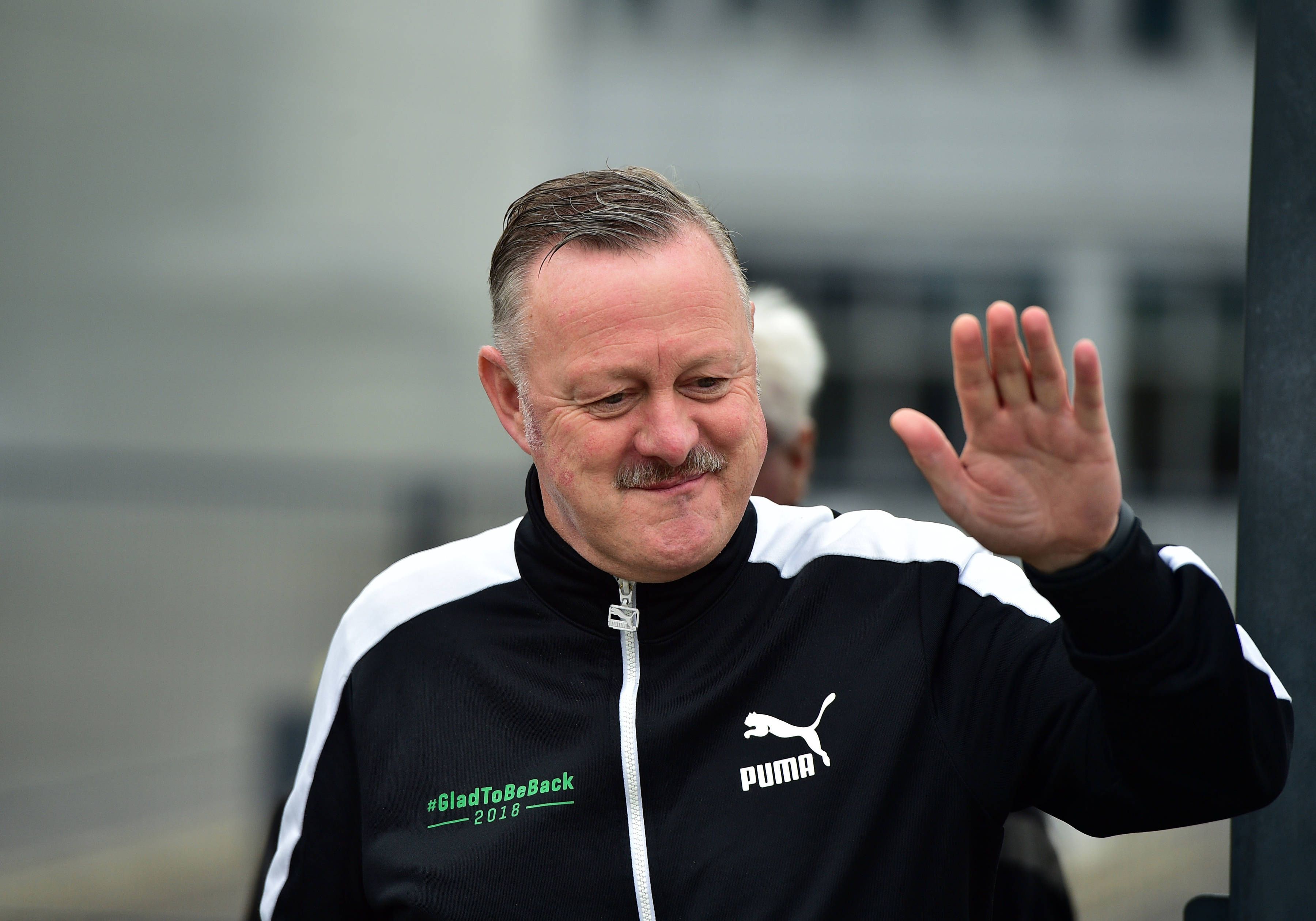 Sport-Geschäftsführer von Borussia Mönchengladbach lächelt und schlägt ein.
