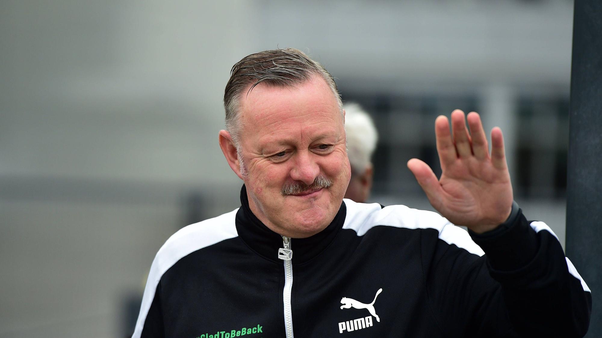 Sport-Geschäftsführer von Borussia Mönchengladbach lächelt und schlägt ein.