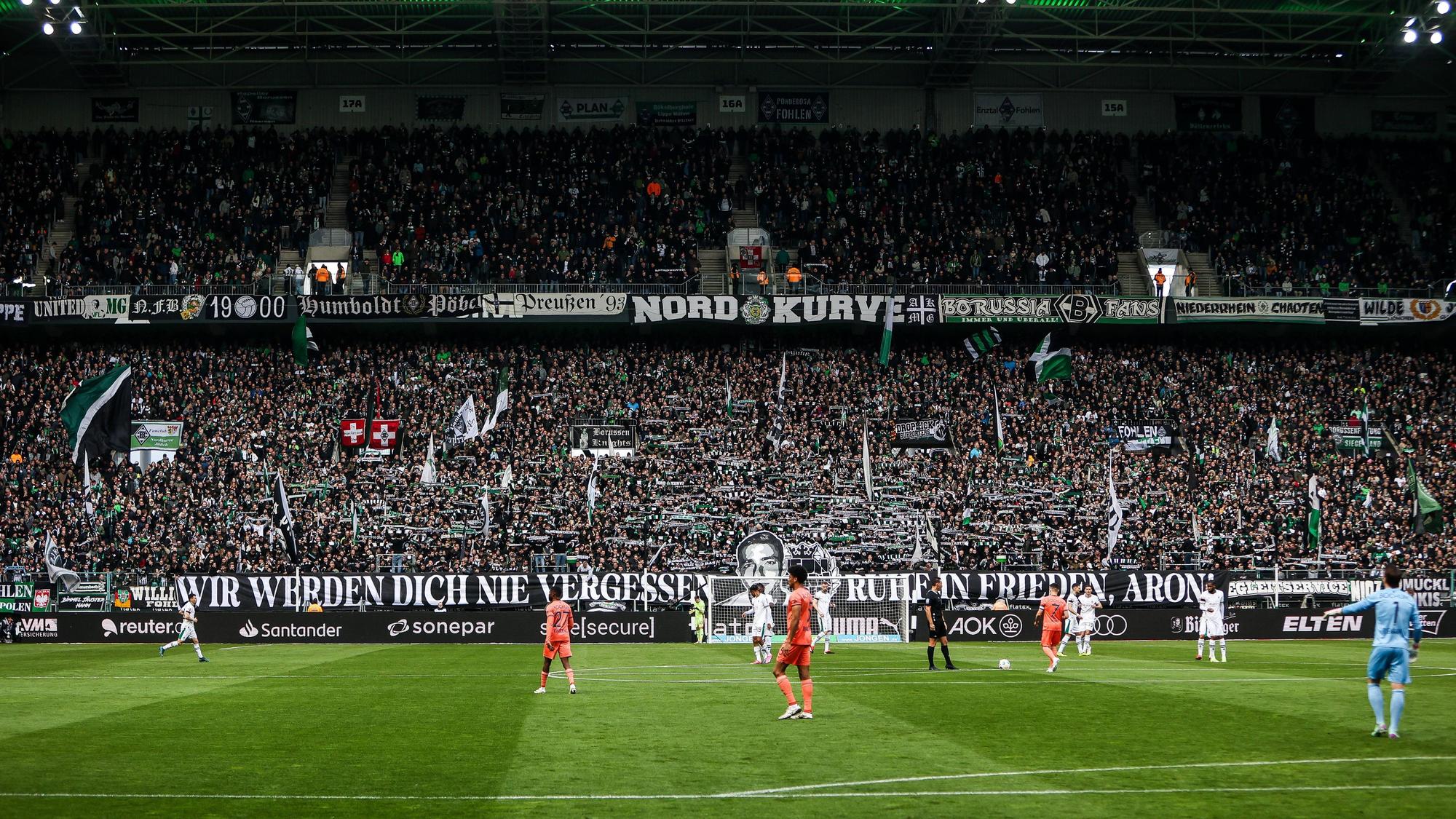 Fans von Borussia Mönchengladbach gedenken an verstorbenen Fan.