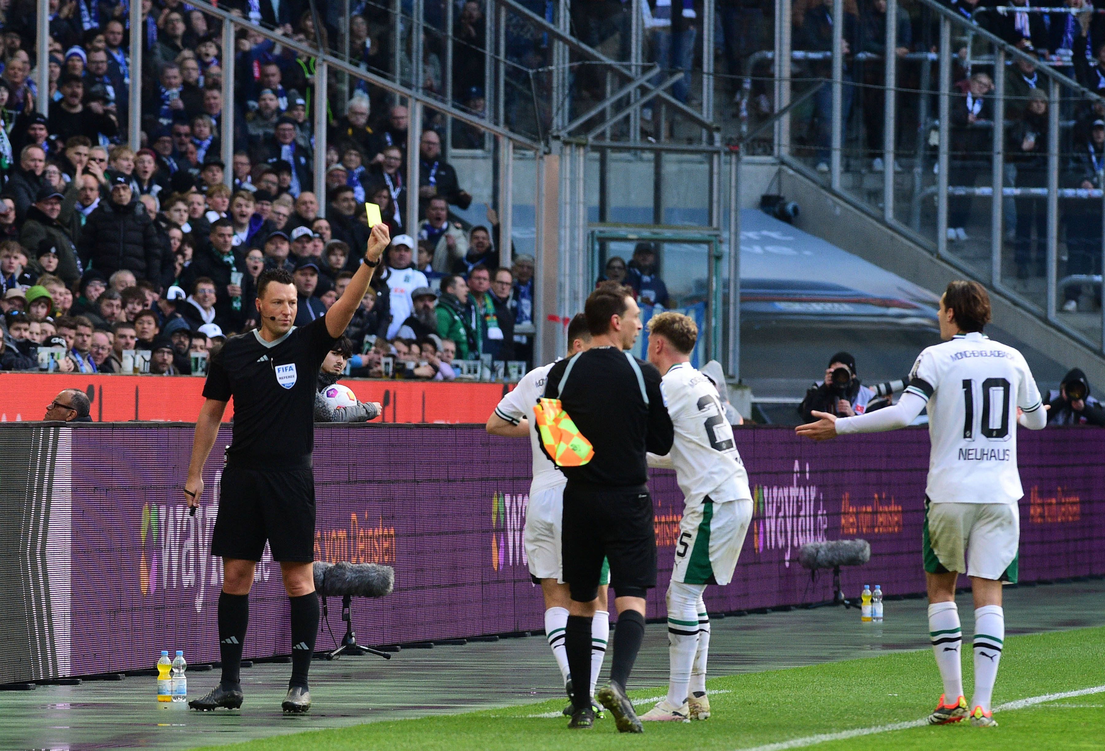 Sven Jablonski zeigt Flo Neuhaus die Gelbe Karte.