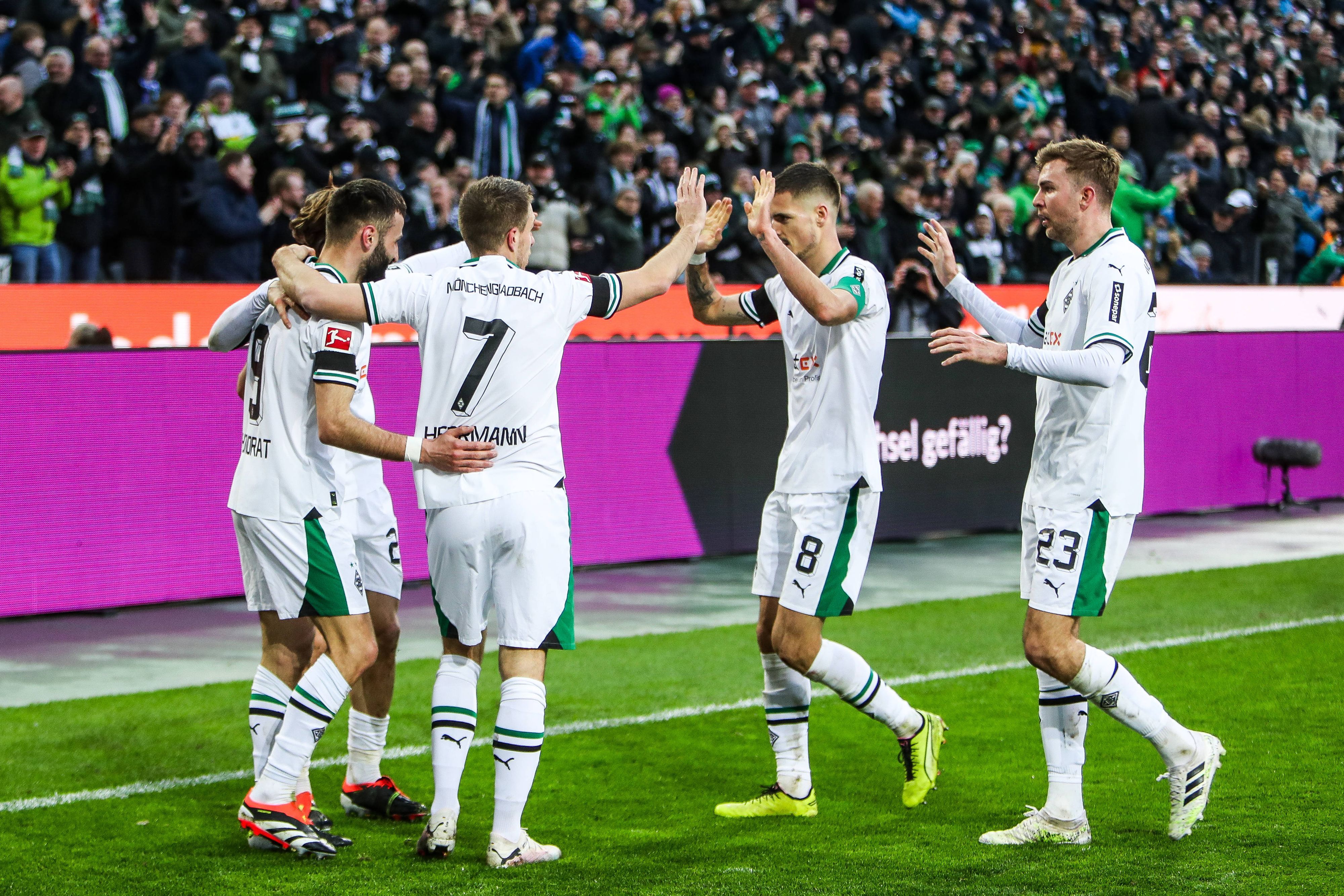 Die Borussia-Spieler beim Torjubel nach dem Tor von Franck Honorat.