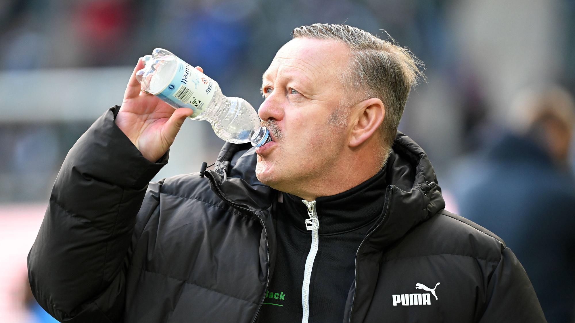 Roland Virkus trinkt aus einer Wasserflasche.
