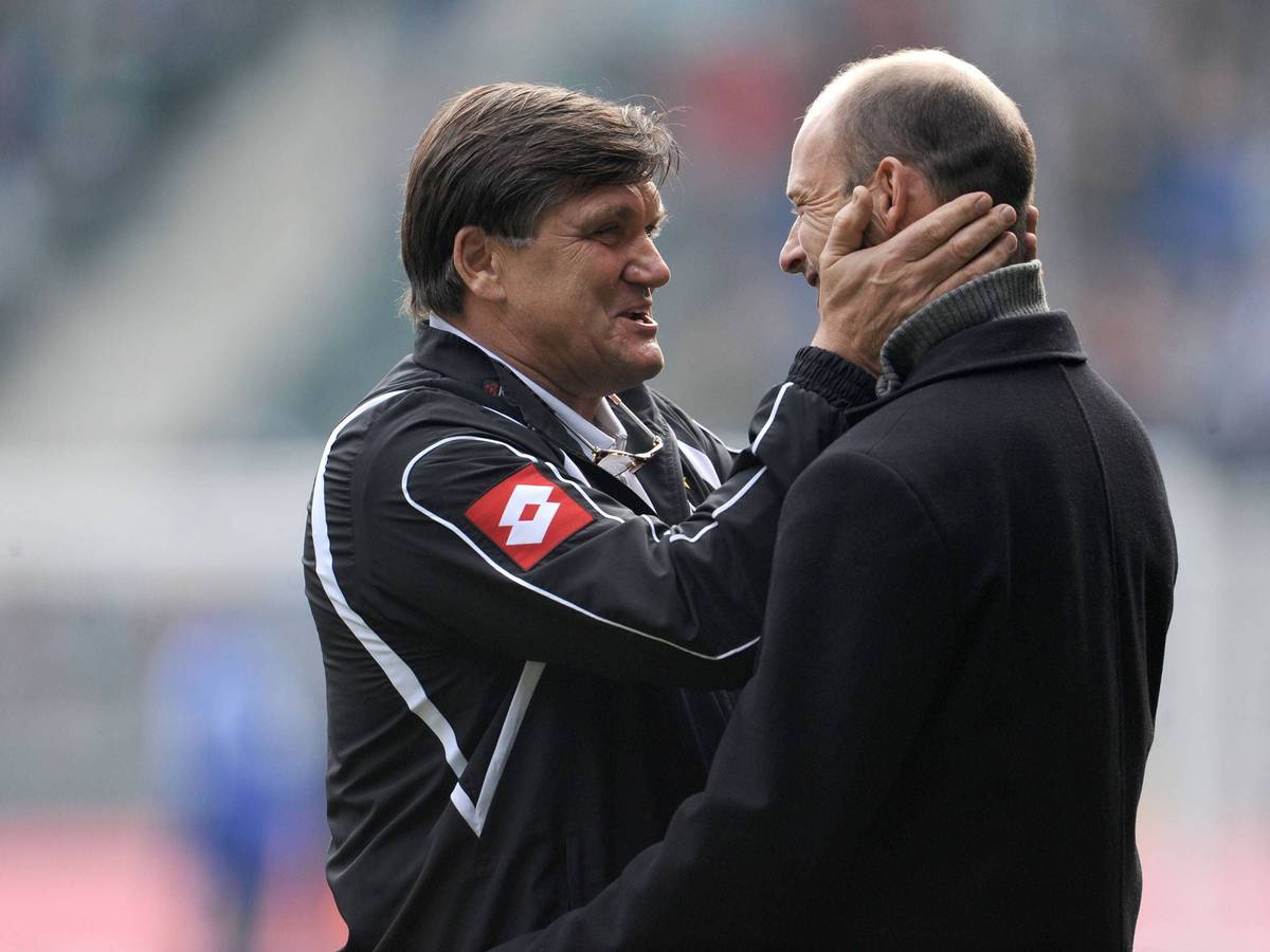 Hans Meyer fasst Arie van Lent ins Gesicht.