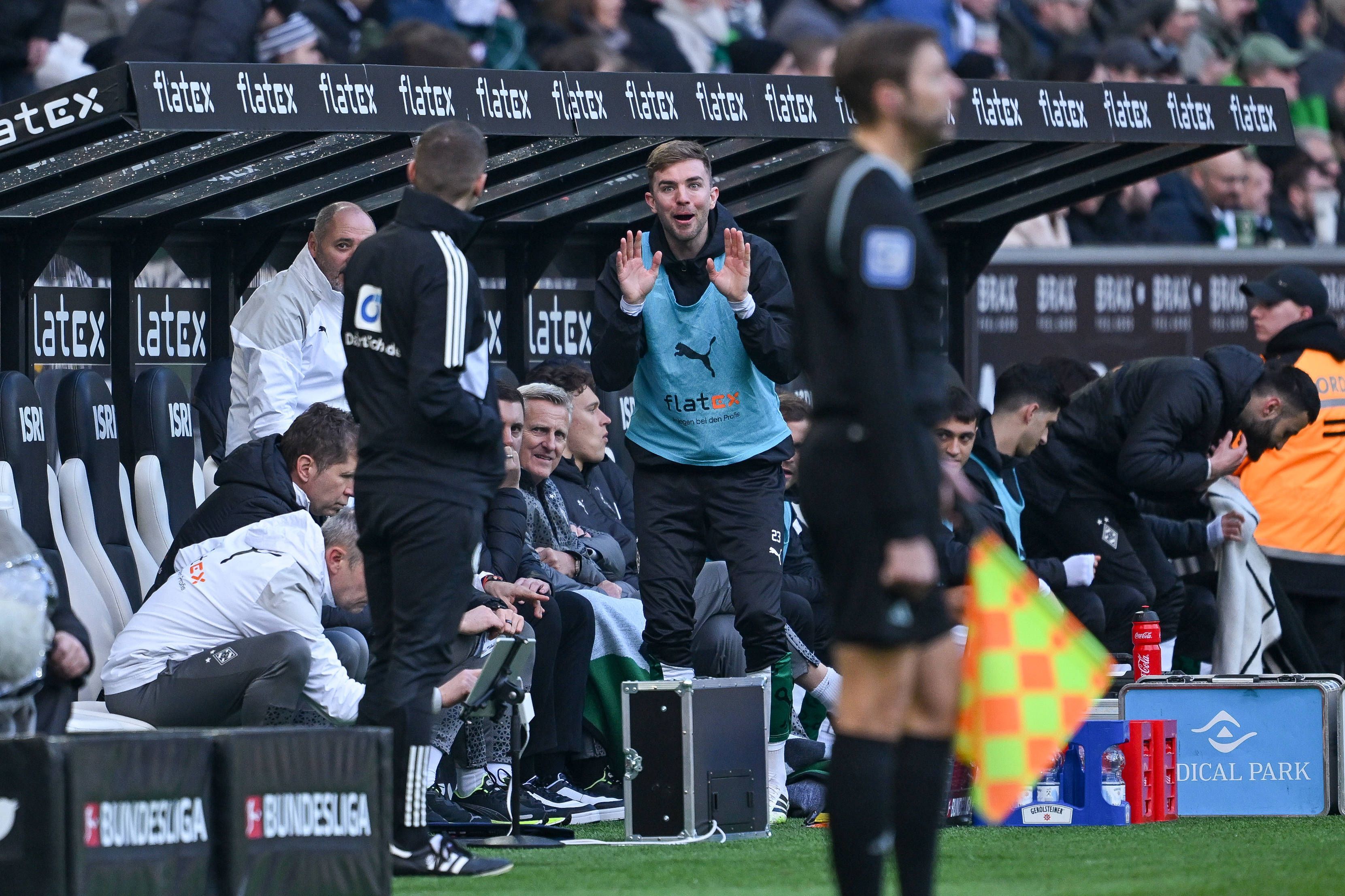 Christoph Kramer im Austausch mit dem Vierten Offiziellen Robin Braun.
