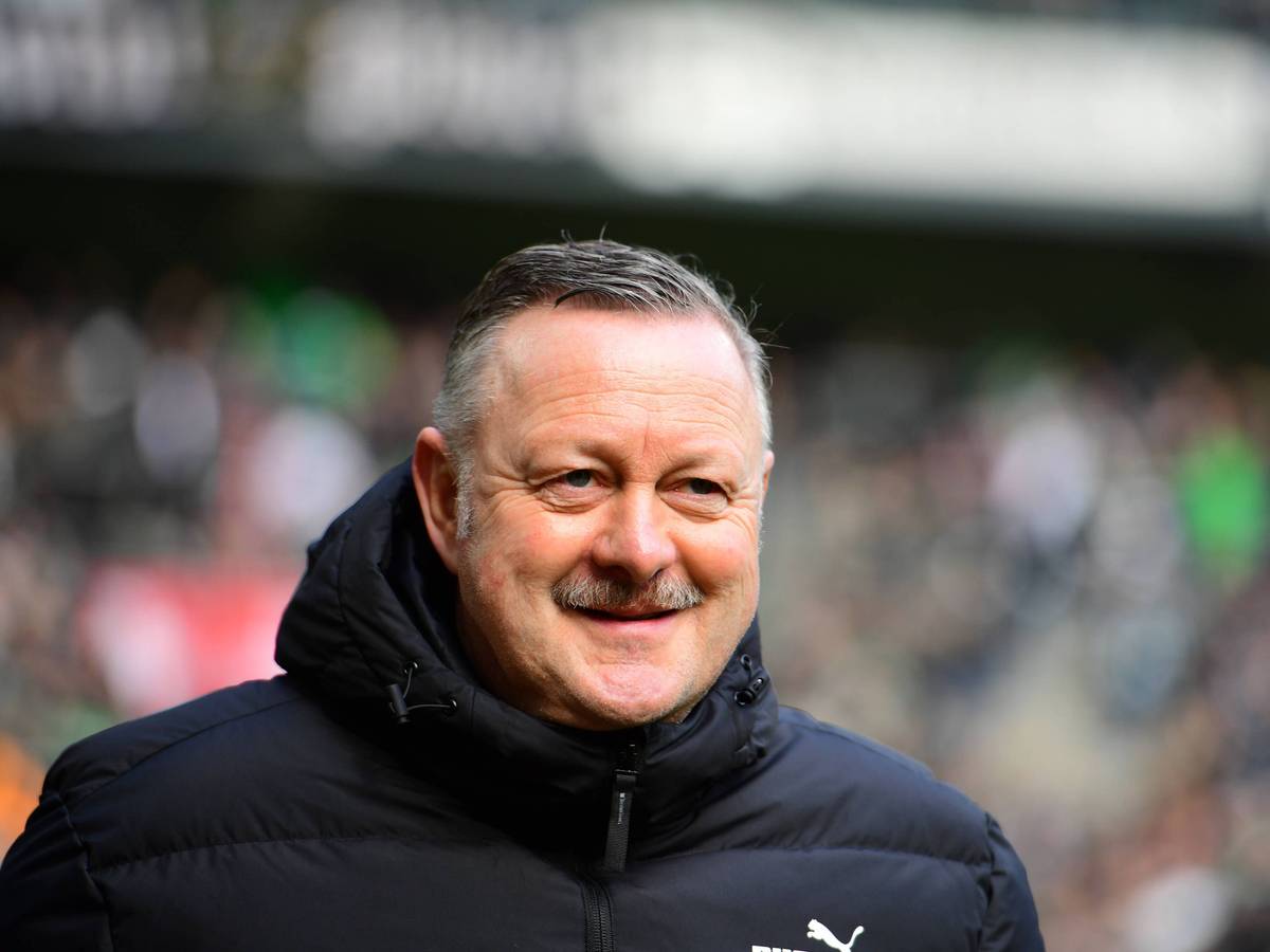 Roland Virkus am Spielfeldrand.