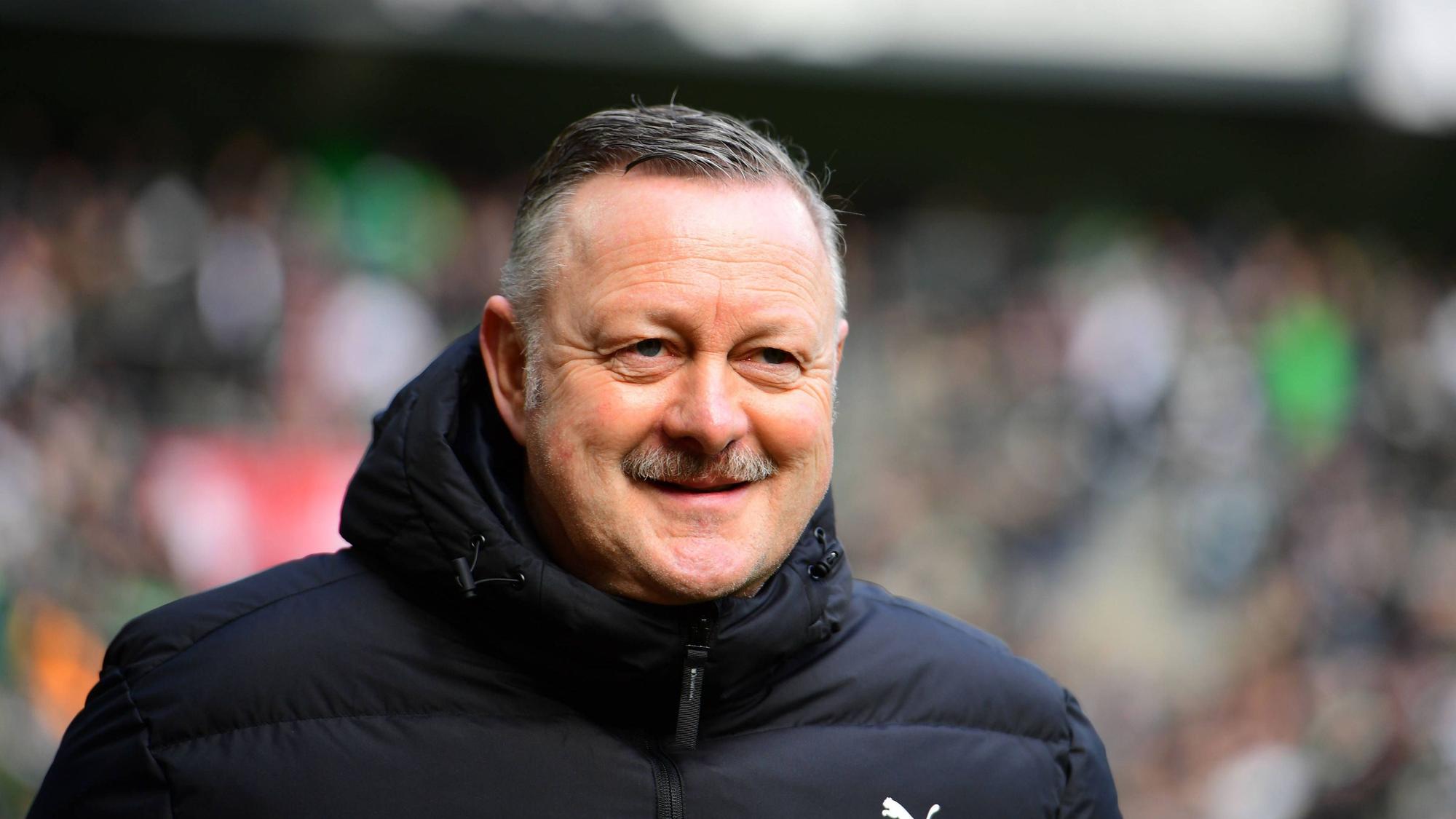 Roland Virkus am Spielfeldrand.