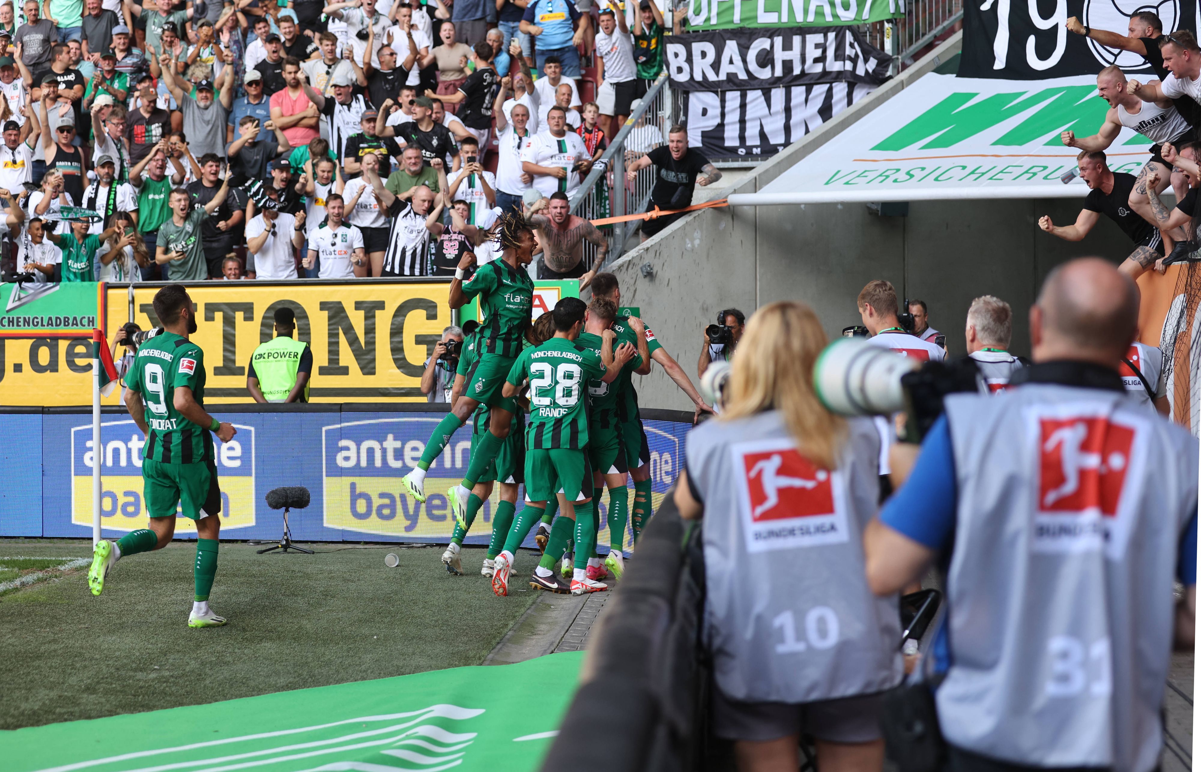 Borussia-Spieler beim Jubel vor der Gästekurve.