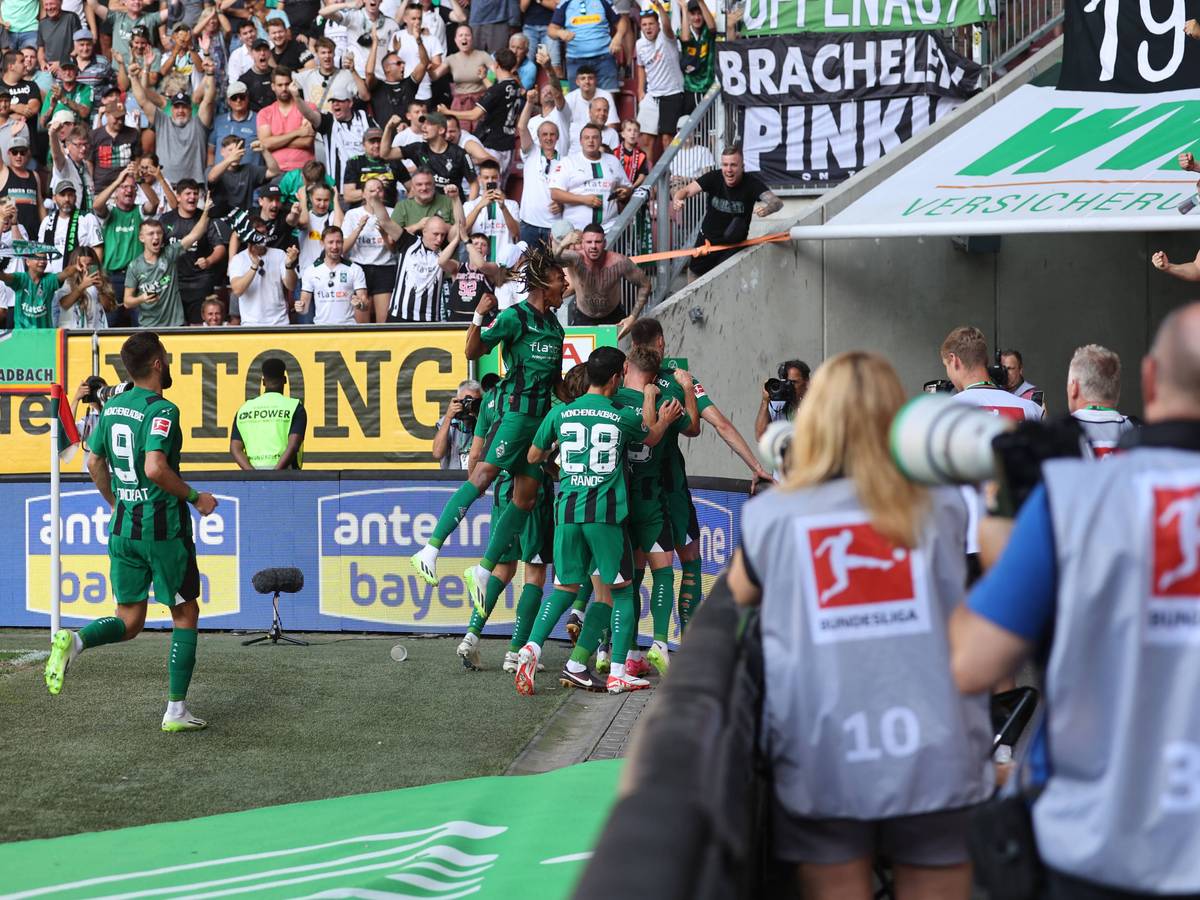 Borussia-Spieler beim Jubel vor der Gästekurve.