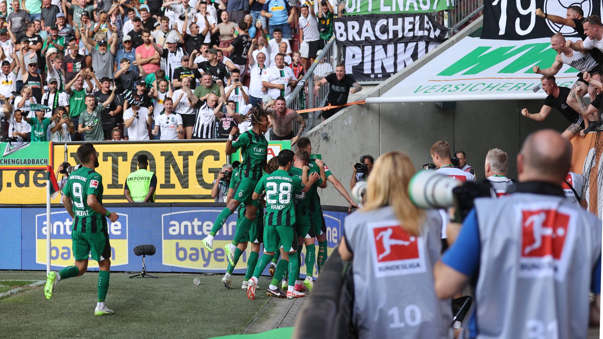 Borussia-Spieler beim Jubel vor der Gästekurve.