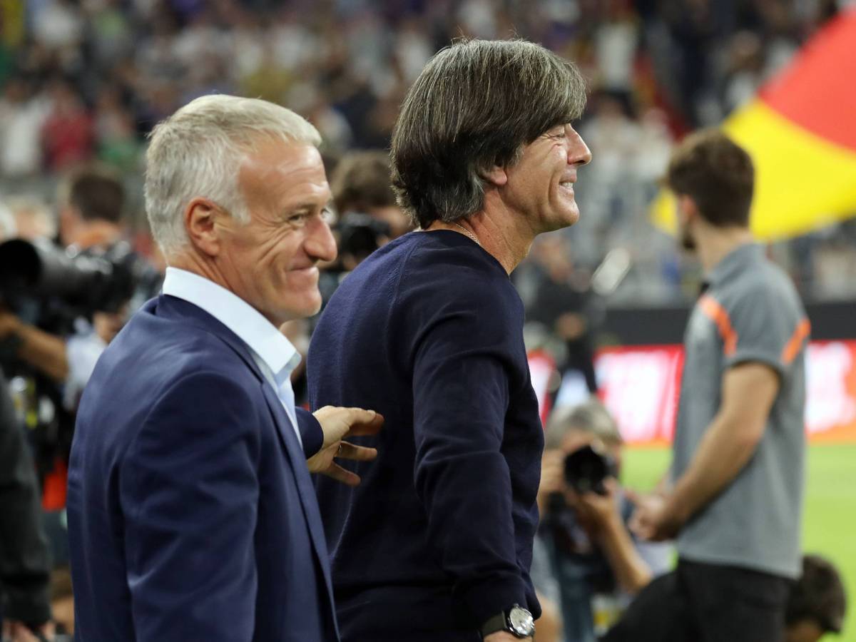 Didier Deschamps und Joachim Löw im herzlichen Austausch.