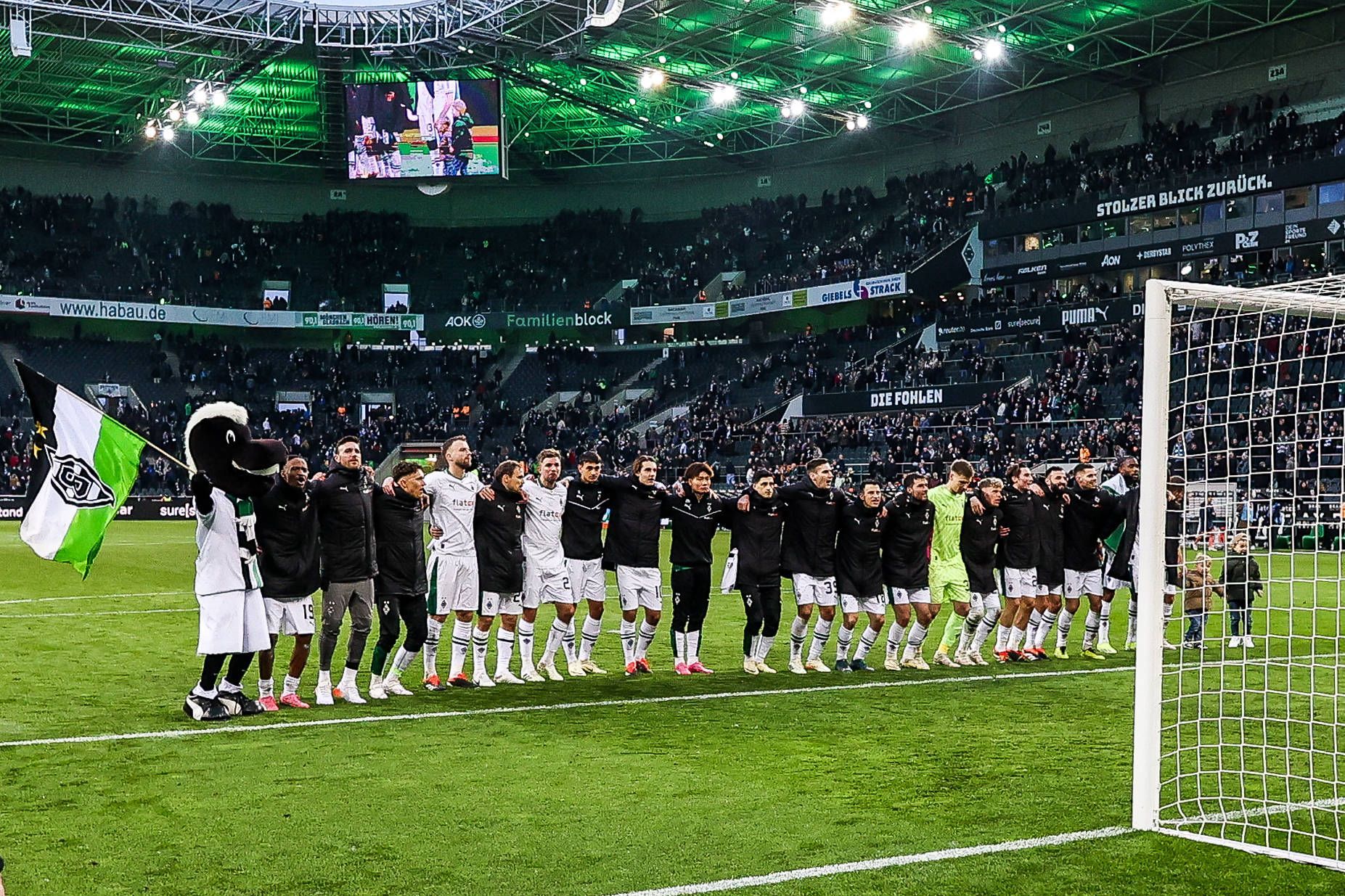 Die Spieler von Borussia Mönchengladbach feiern vor der Nordkurve.