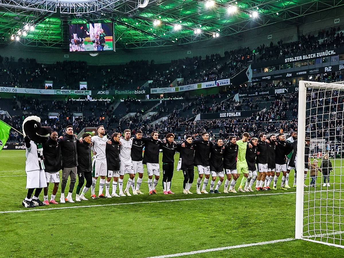 Die Spieler von Borussia Mönchengladbach feiern vor der Nordkurve.