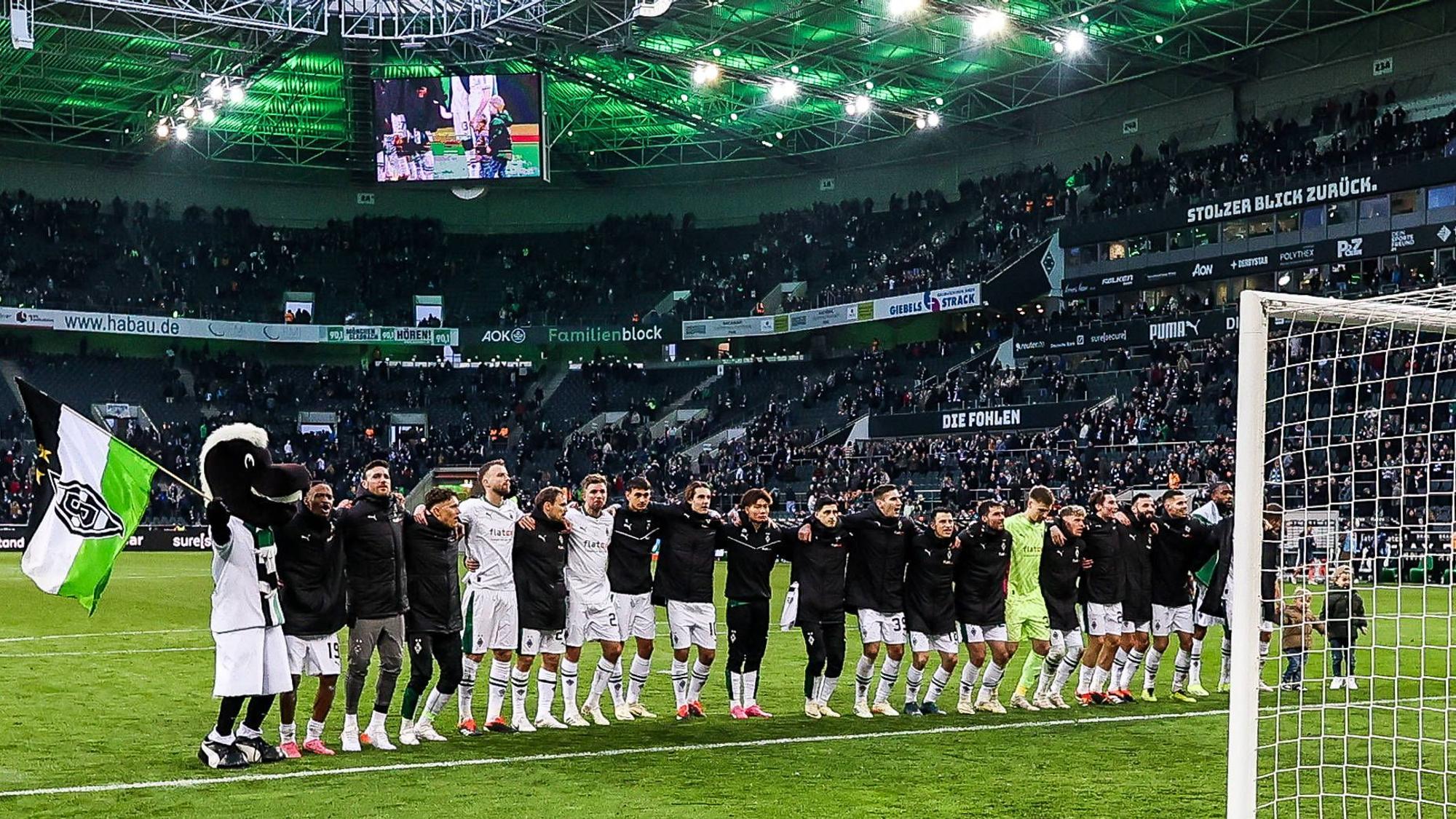 Die Spieler von Borussia Mönchengladbach feiern vor der Nordkurve.