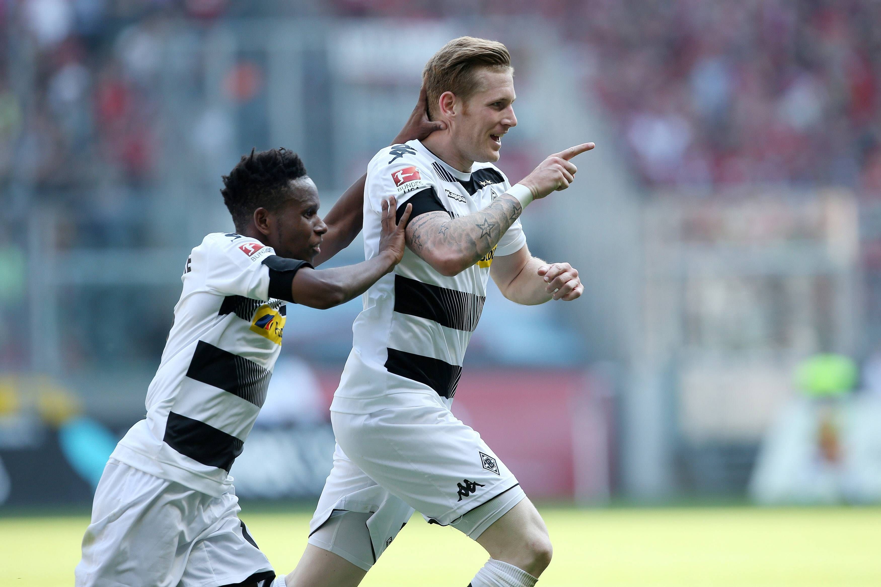 André Hahn beim Torjubel mit Ibrahima Traoré.