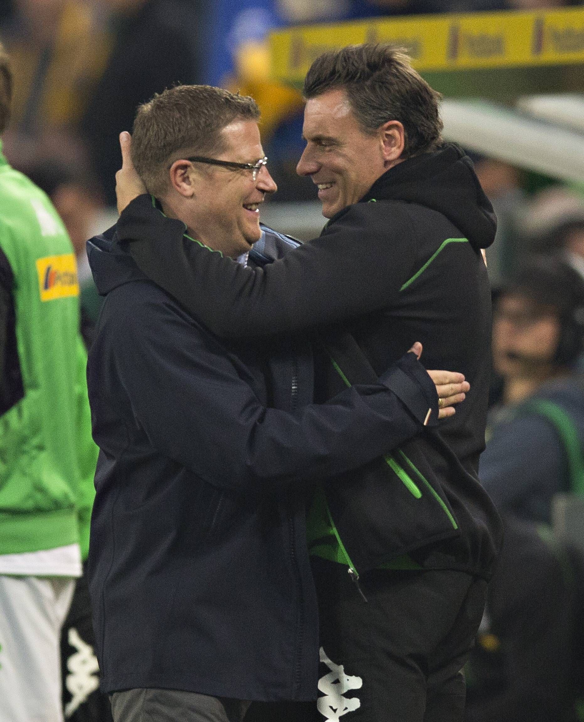 Max Eberl und Steffen Korell umarmen sich.
