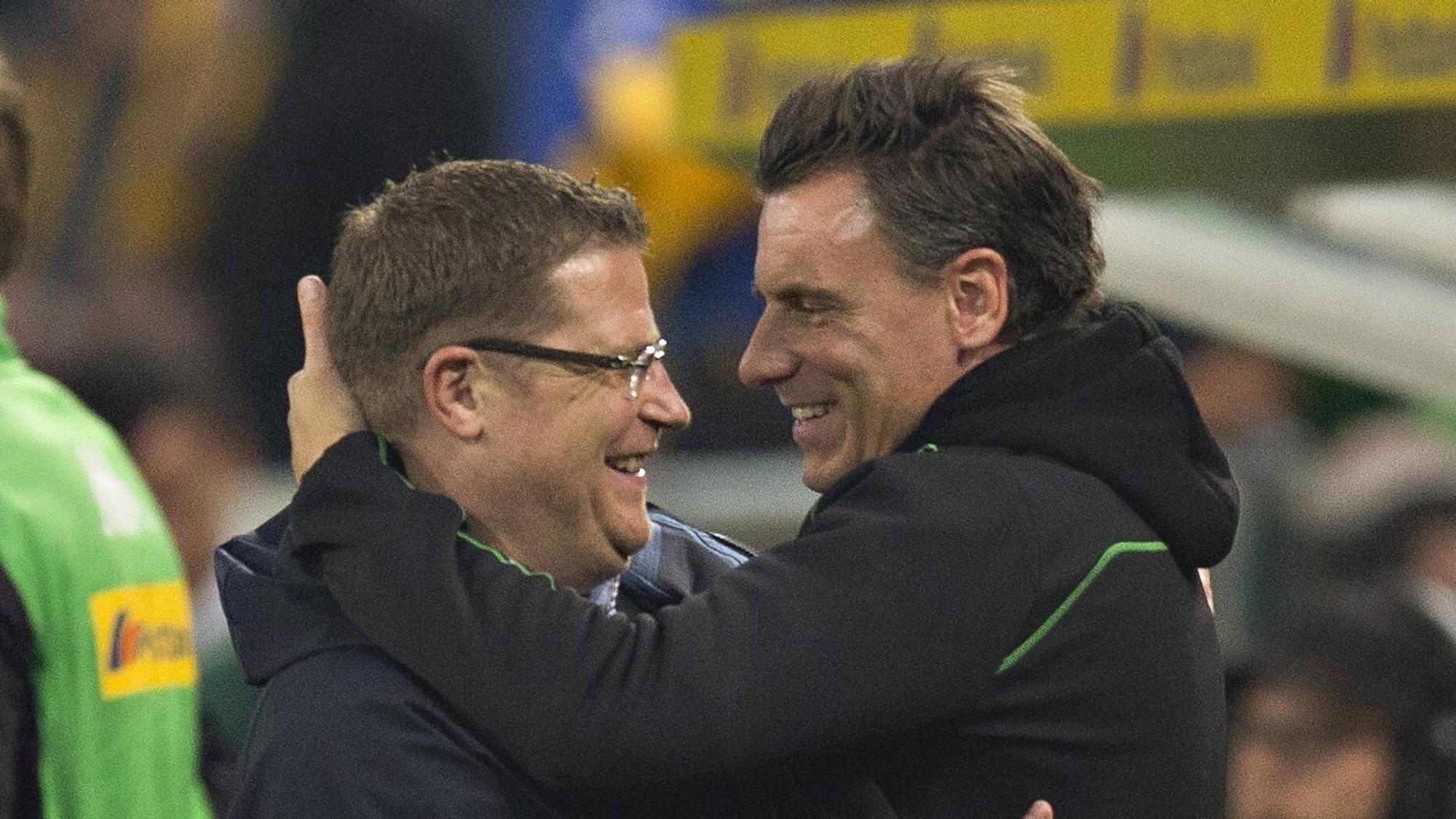 Max Eberl und Steffen Korell umarmen sich.