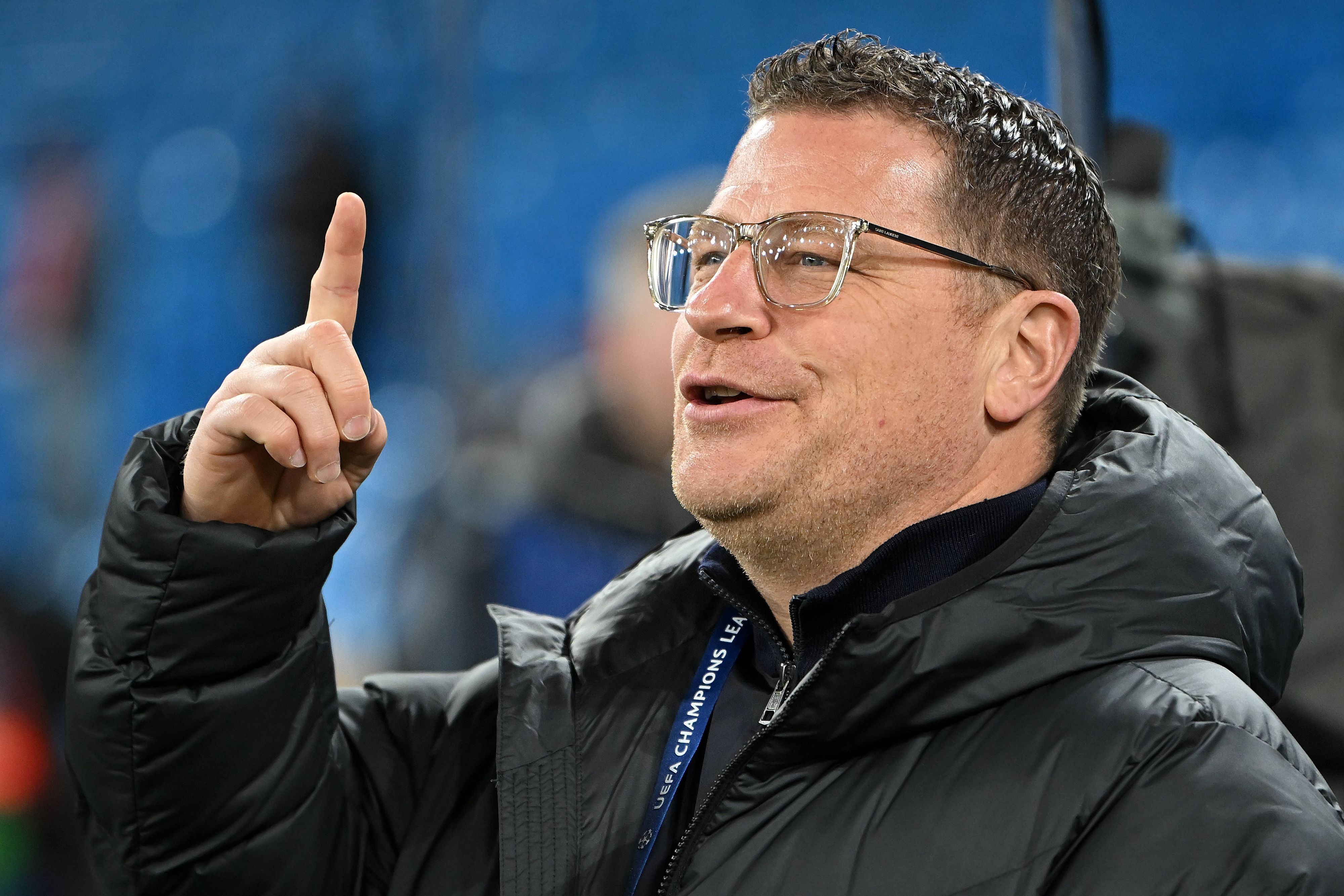 Max Eberl hebt den rechten Zeigefinger.
