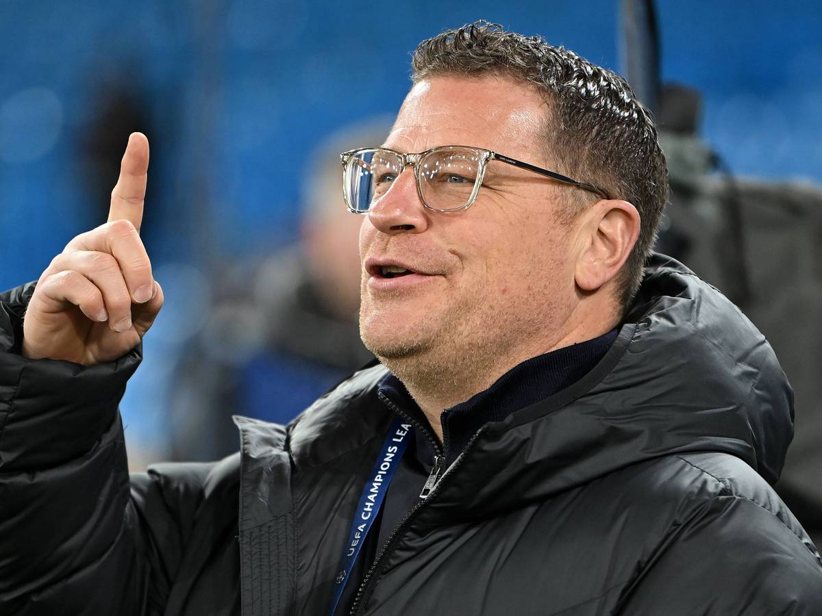 Max Eberl hebt den rechten Zeigefinger.