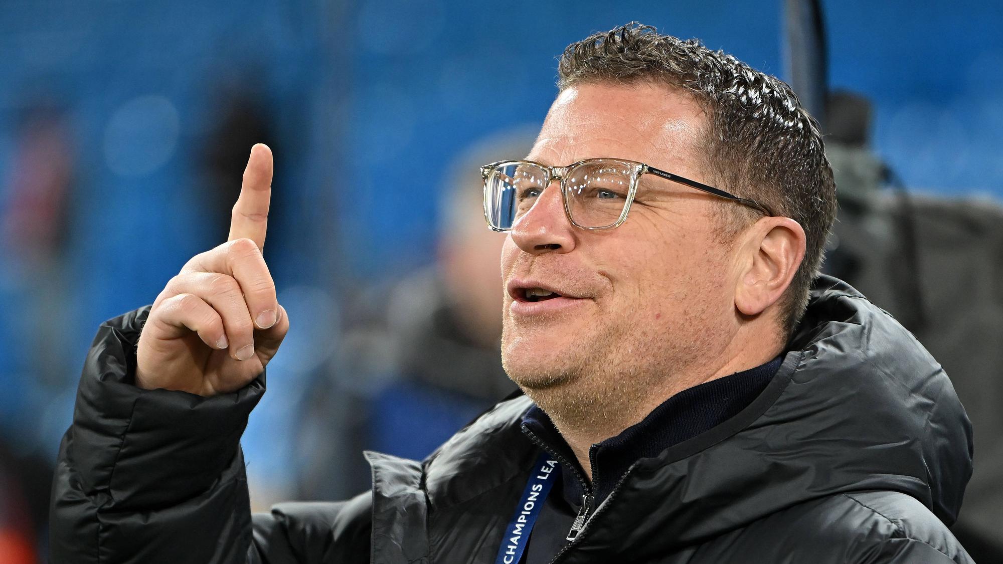 Max Eberl hebt den rechten Zeigefinger.