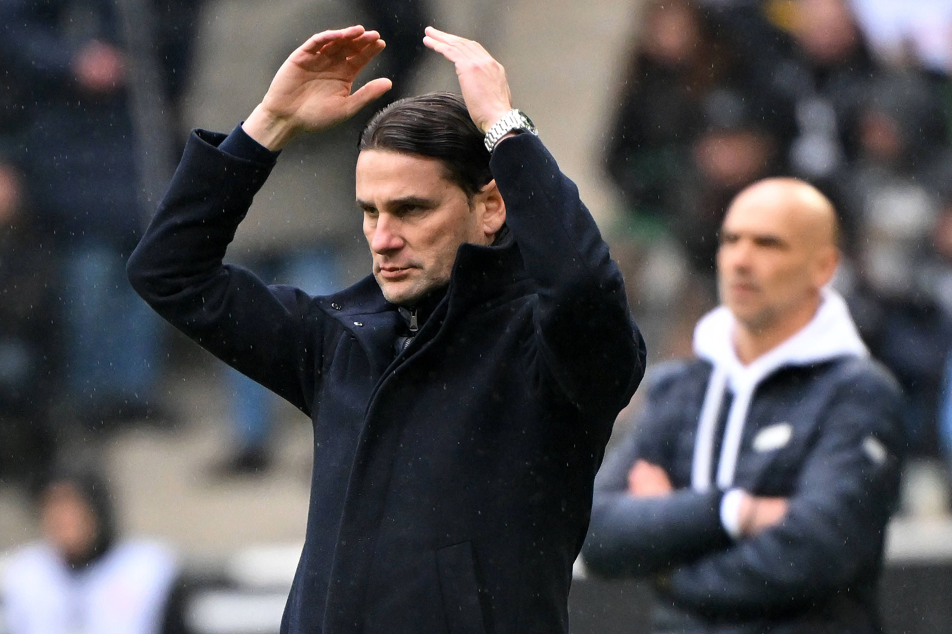 Gerardo Seoane hält seine Hände über den Kopf.