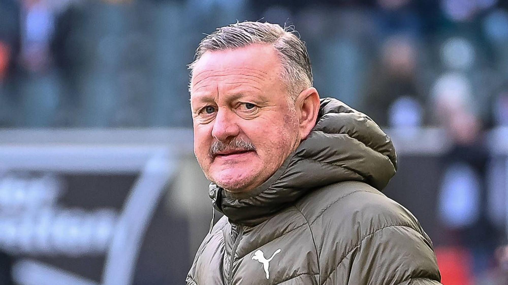 Roland Virkus schaut besorgt in die Kamera.