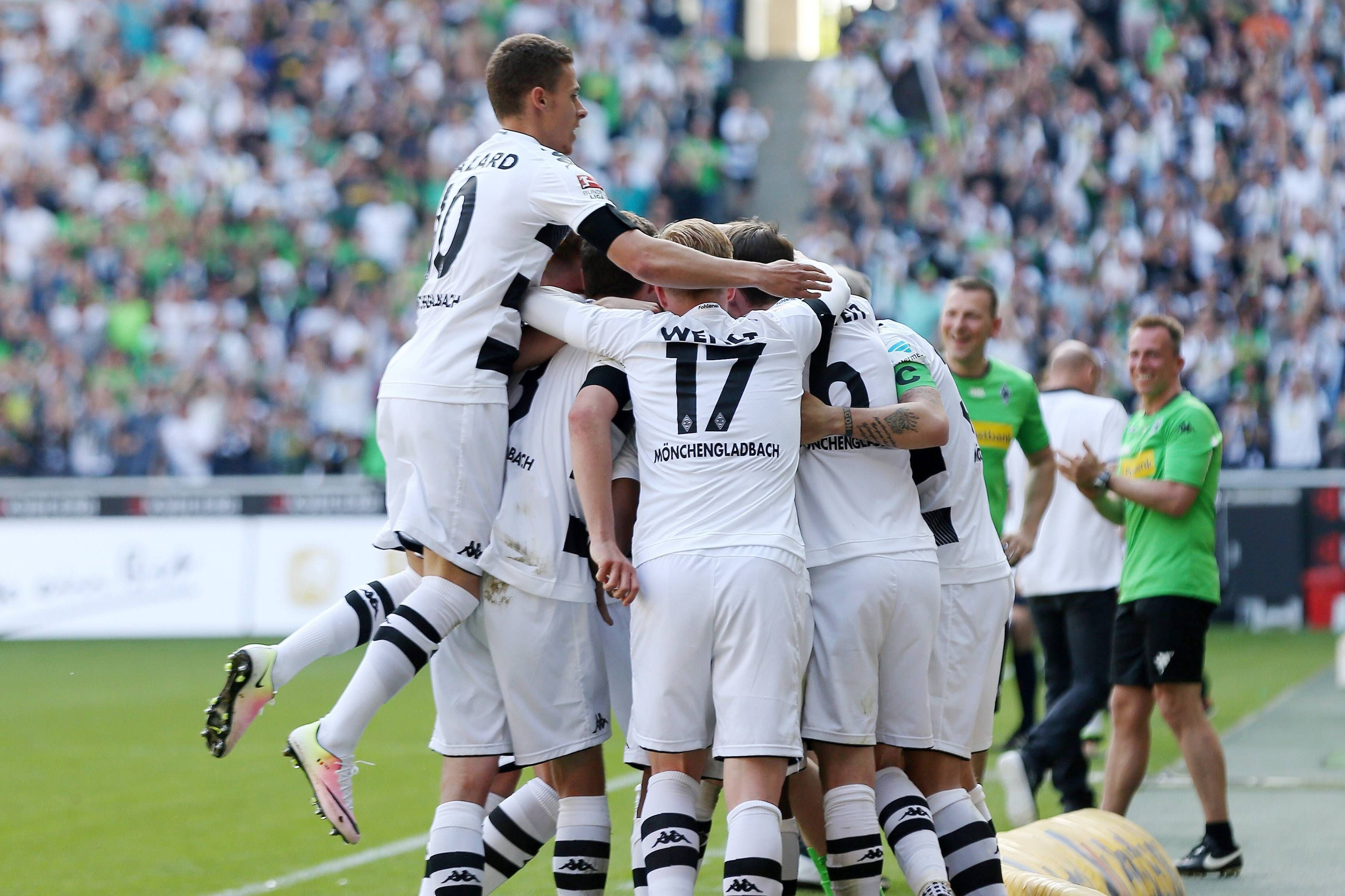 Borussia-Spieler beim frenetischen Jubel an der Seitenauslinie.