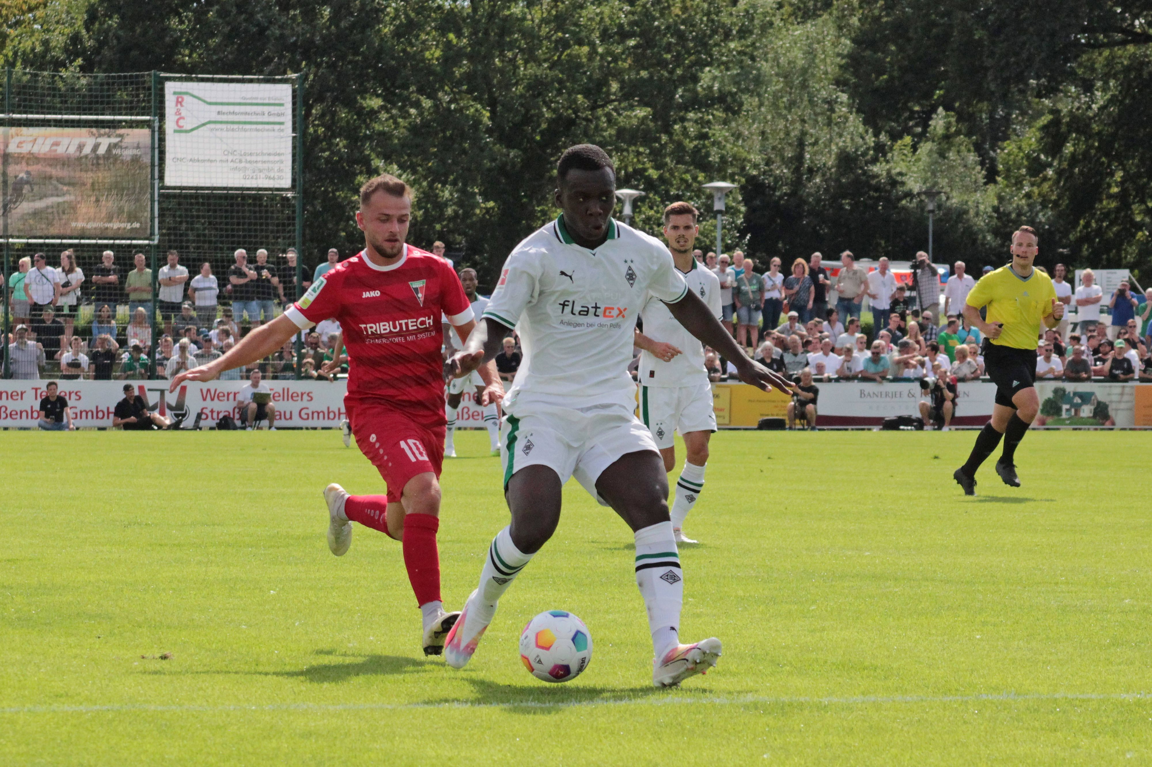 Spieler von Borussia Mönchengladbach während eines Testspiels.