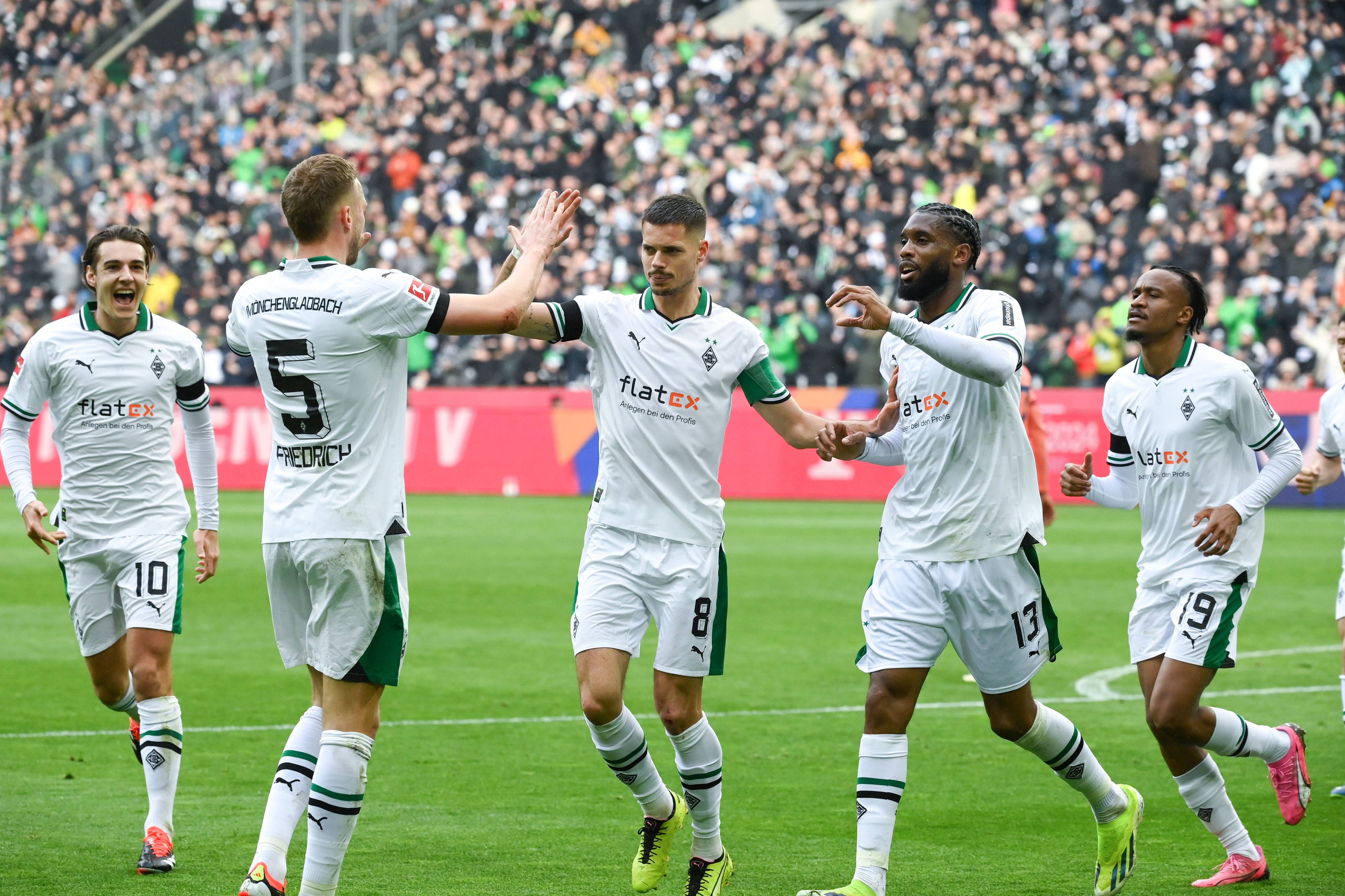 Spieler von Borussia Mönchengladbach beim Jubeln eines Treffers.