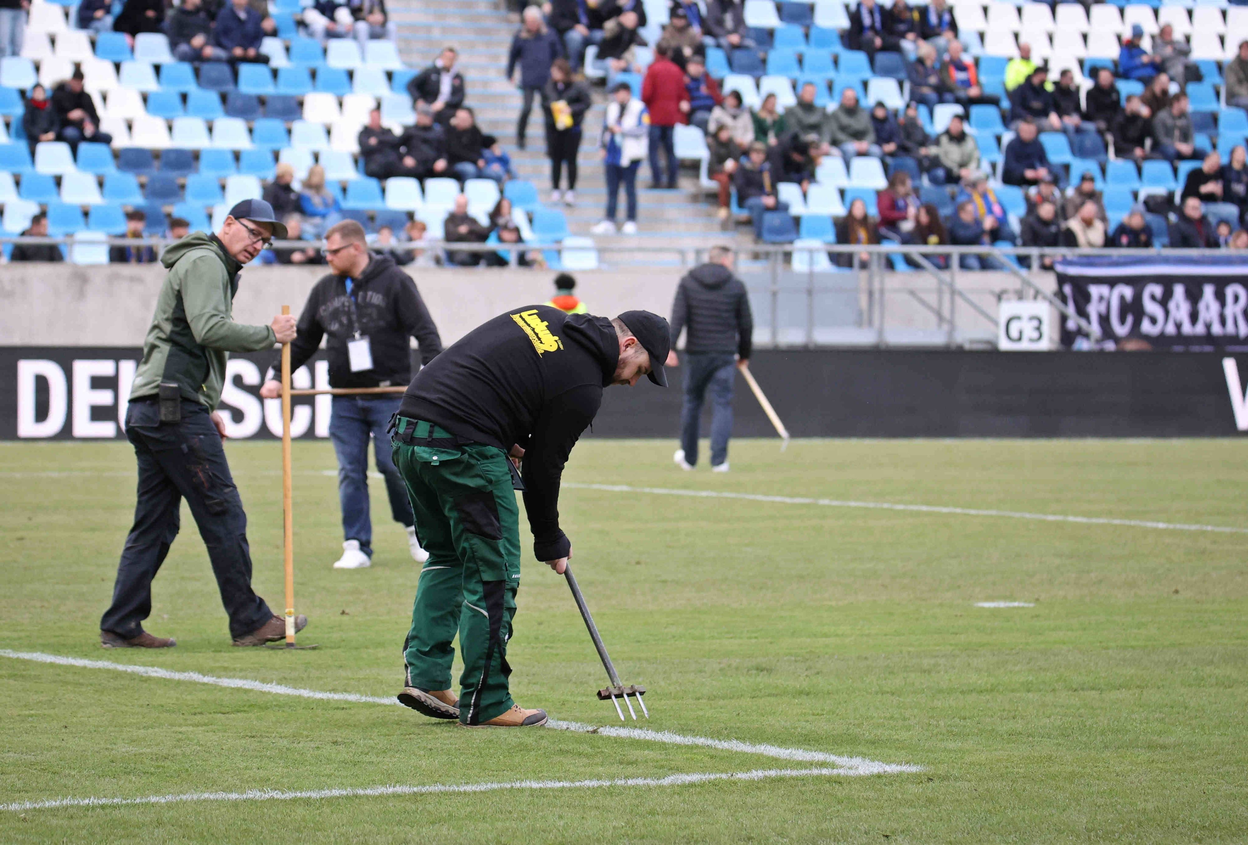 Greenkeeper versuchen, den Rasen im Ludwigsparkstadion auf Stand zu bringen.