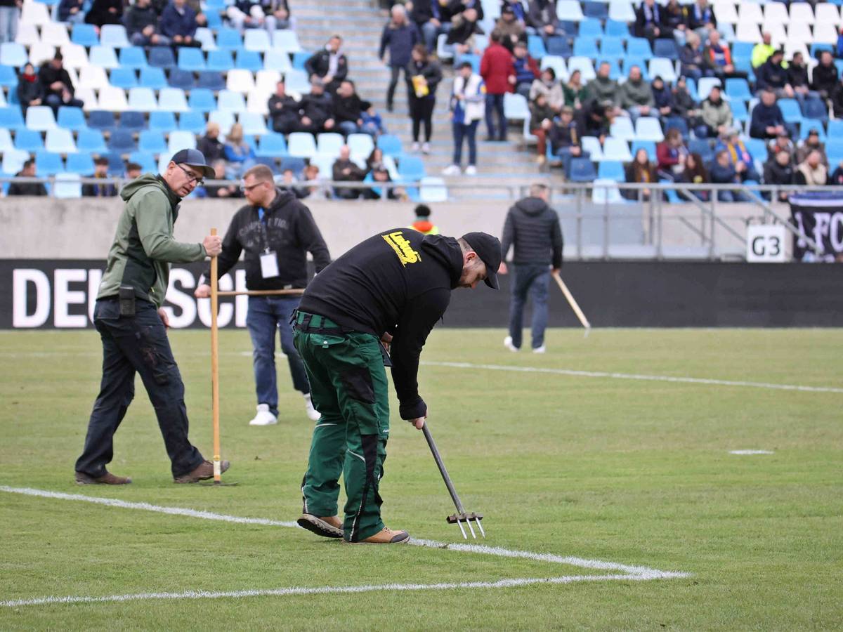 Greenkeeper versuchen, den Rasen im Ludwigsparkstadion auf Stand zu bringen.