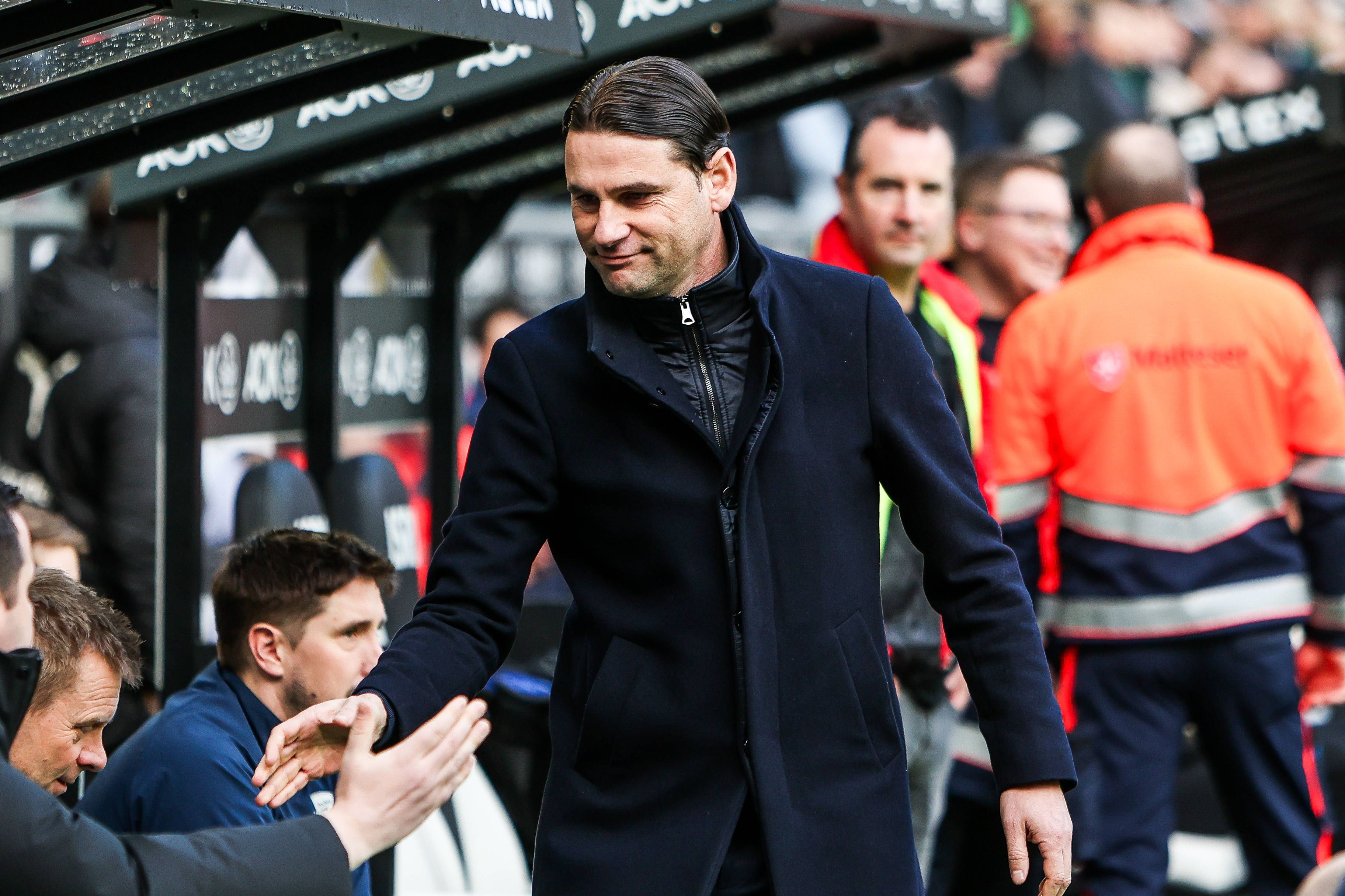 Trainer von Borussia Mönchengladbach klatscht mit der Trainerbank ab.