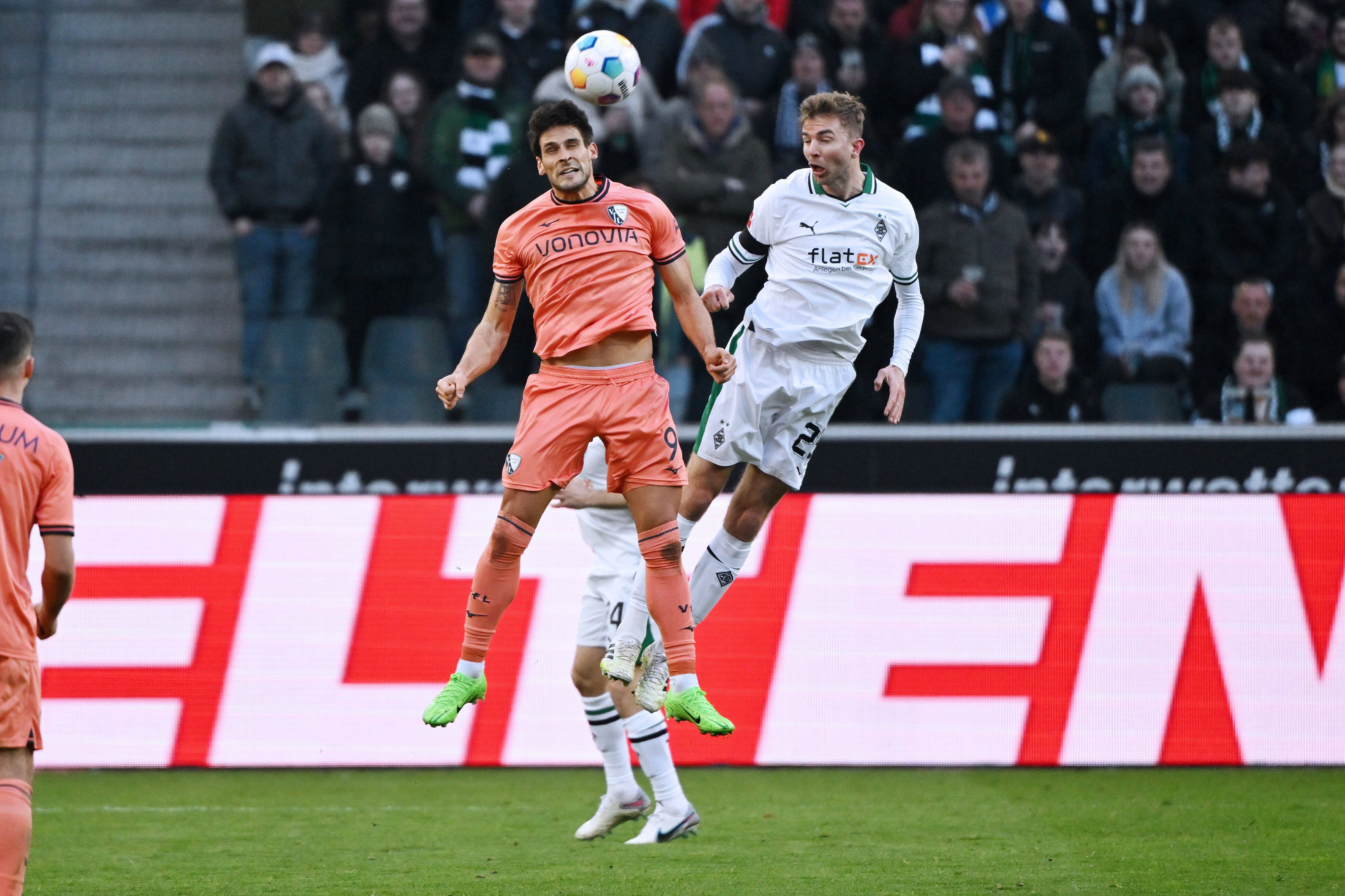 Christoph Kramer und Goncalo Paciencia im Kopfballduell.
