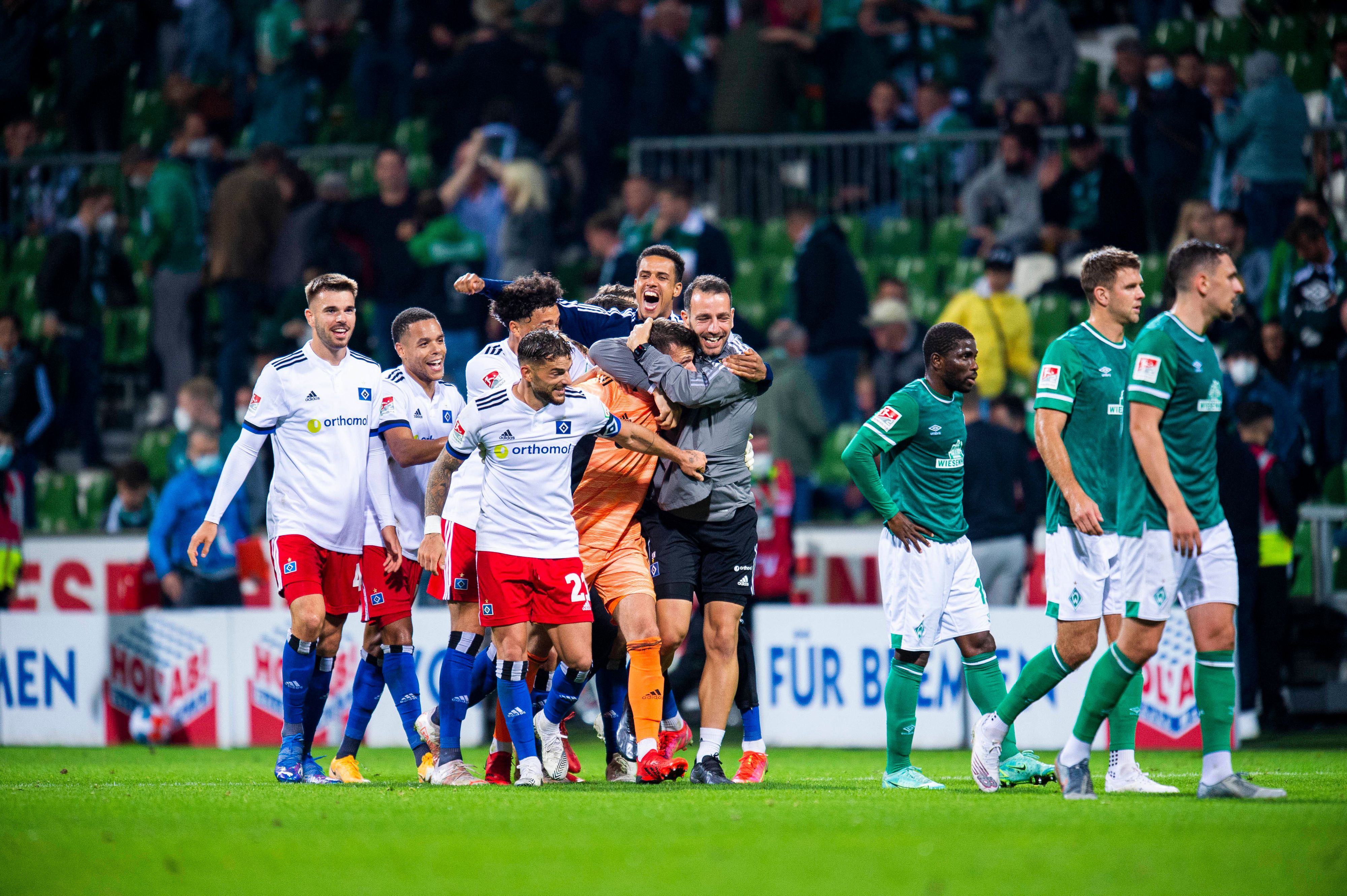 HSV-Spieler und Verantwortliche feiern nach dem Nordderby.