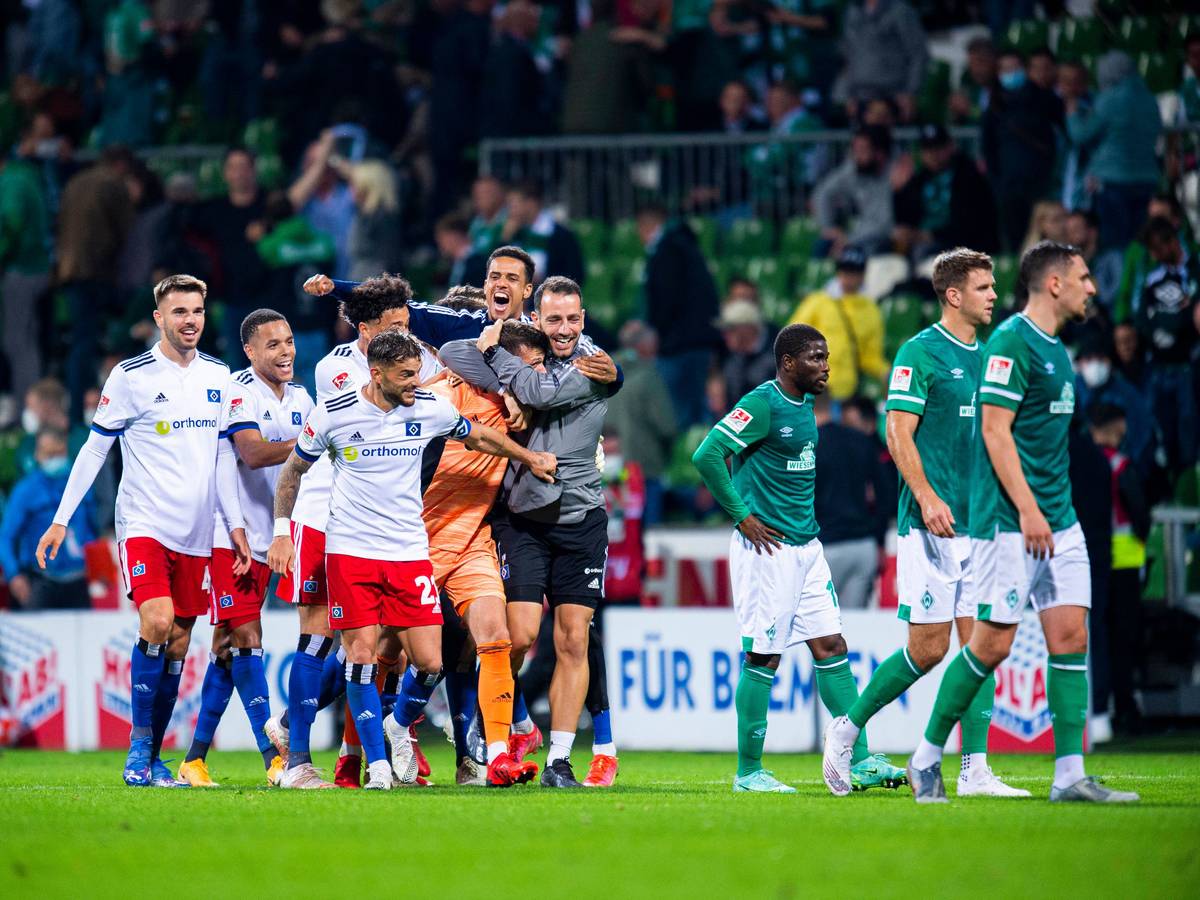 HSV-Spieler und Verantwortliche feiern nach dem Nordderby.