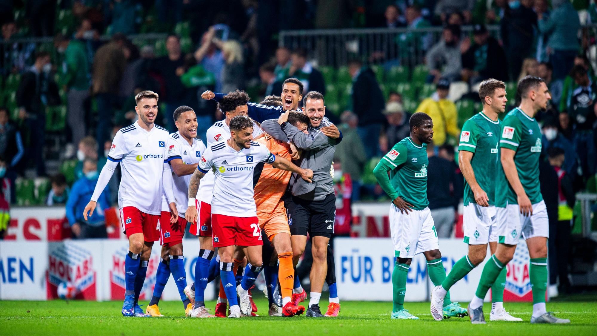 HSV-Spieler und Verantwortliche feiern nach dem Nordderby.