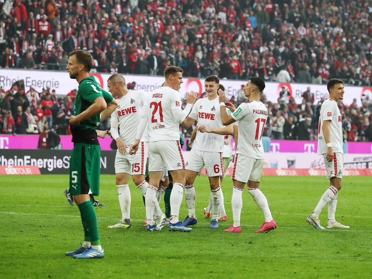 Köln-Spieler jubeln hinter Marvin Friedrich.
