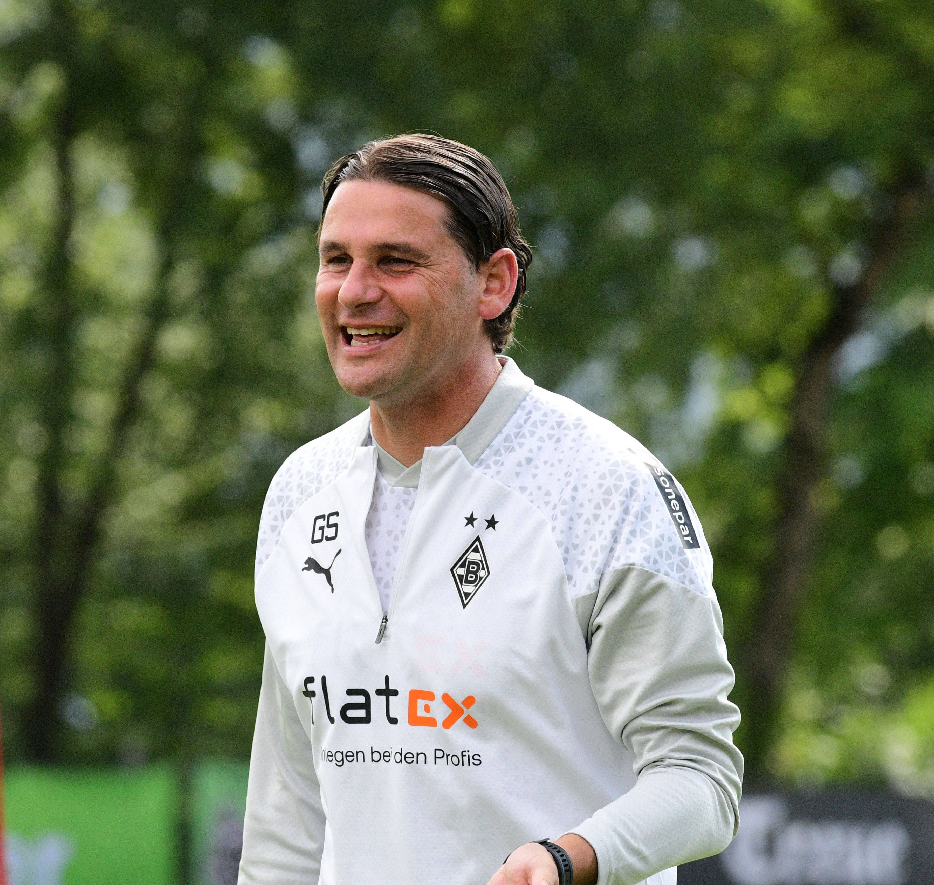 Gerardo Seoane lachend auf dem Trainingsplatz.
