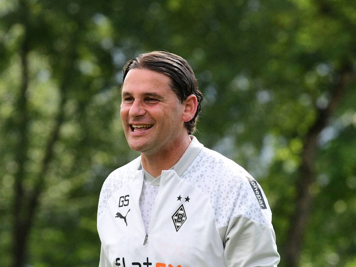 Gerardo Seoane lachend auf dem Trainingsplatz.