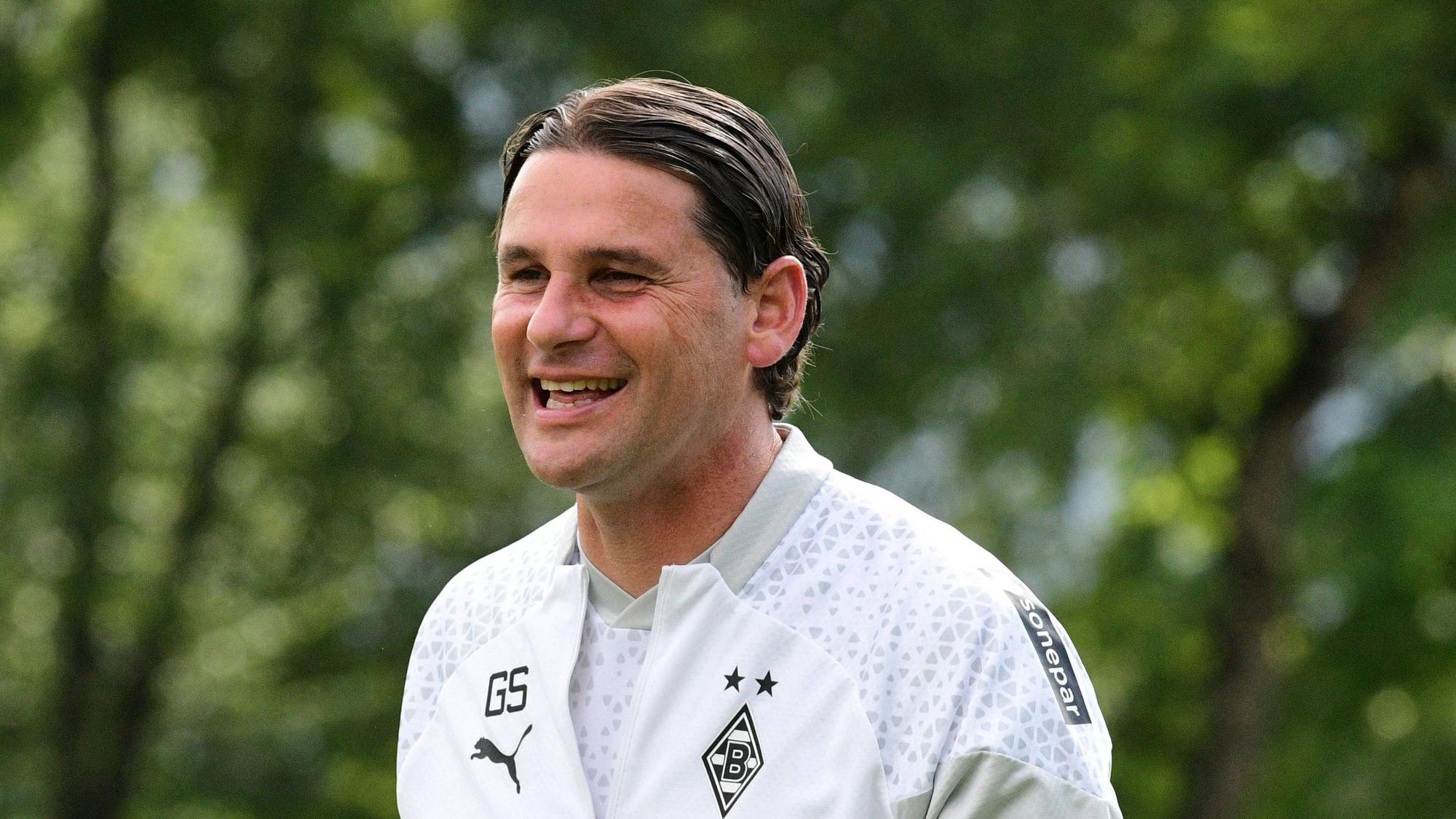 Gerardo Seoane lachend auf dem Trainingsplatz.