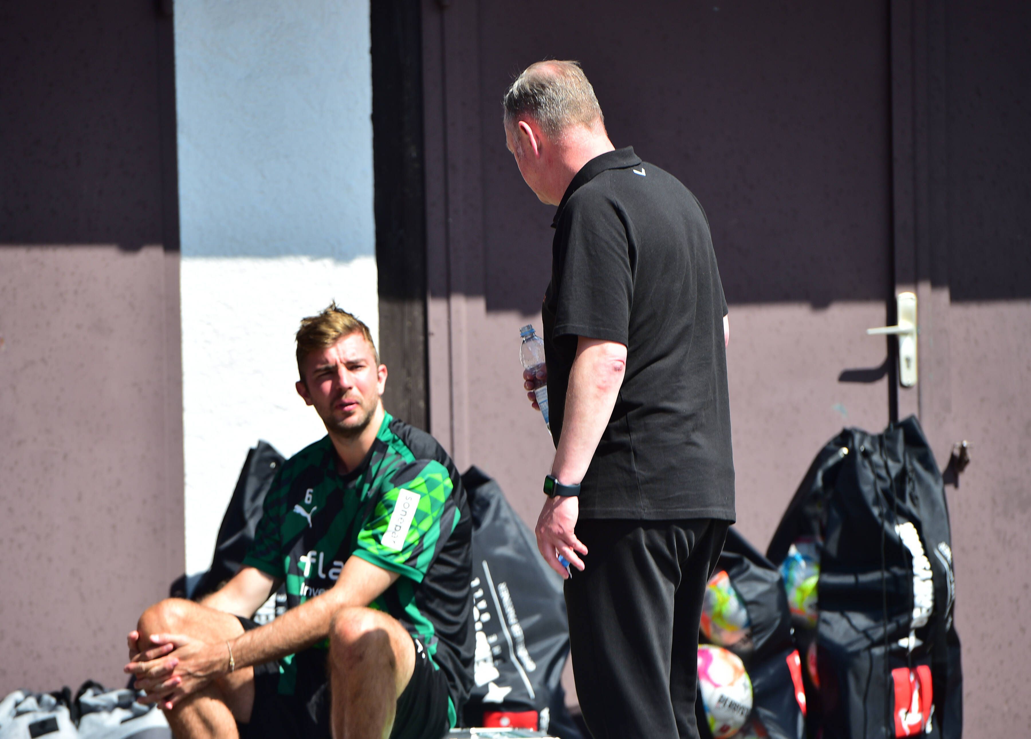 Roland Virkus unterhält sich mit Christoph Kramer.