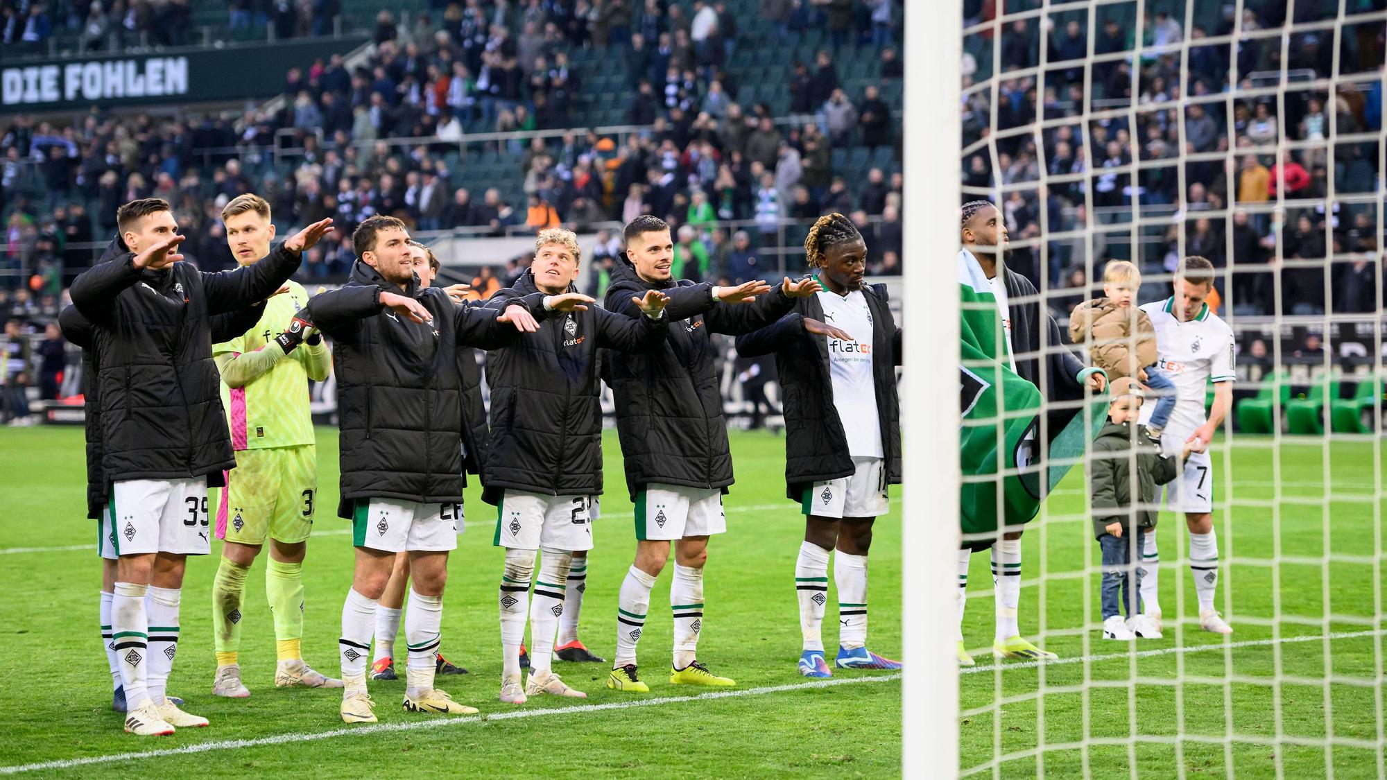 Borussia-Spieler vor der Nordkurve.